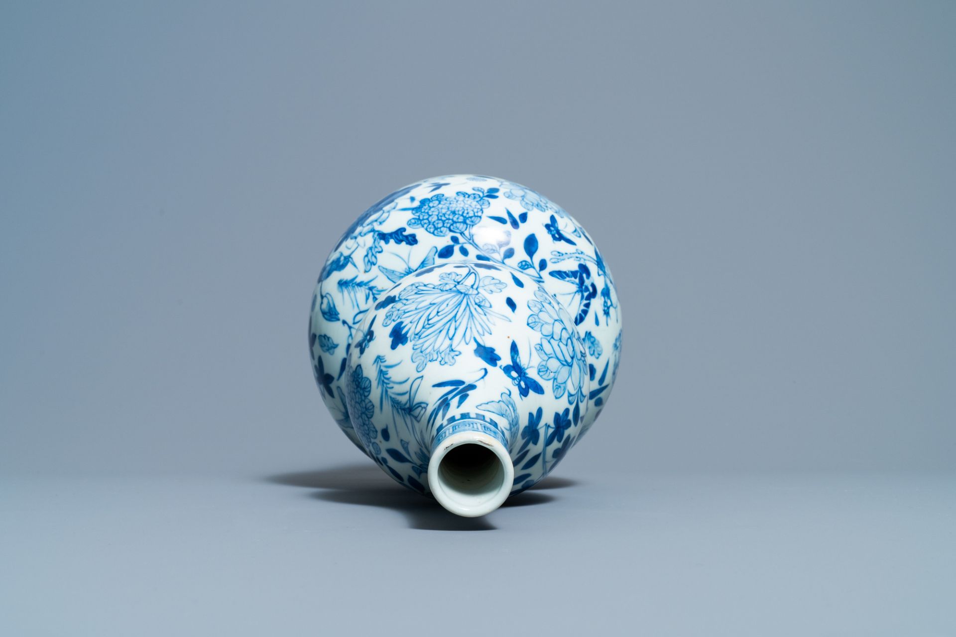 A Chinese blue and white double gourd vase, 19th C. - Image 5 of 6