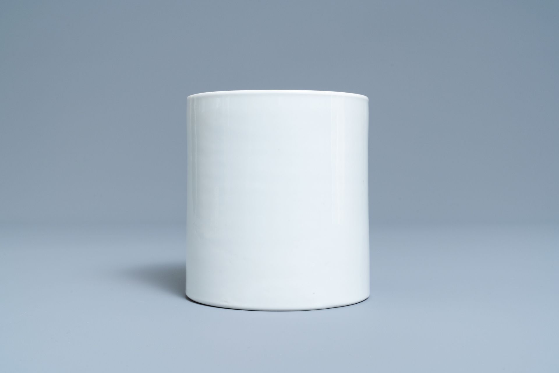 A Chinese monochrome white brush pot, 19/20th C. - Image 3 of 7