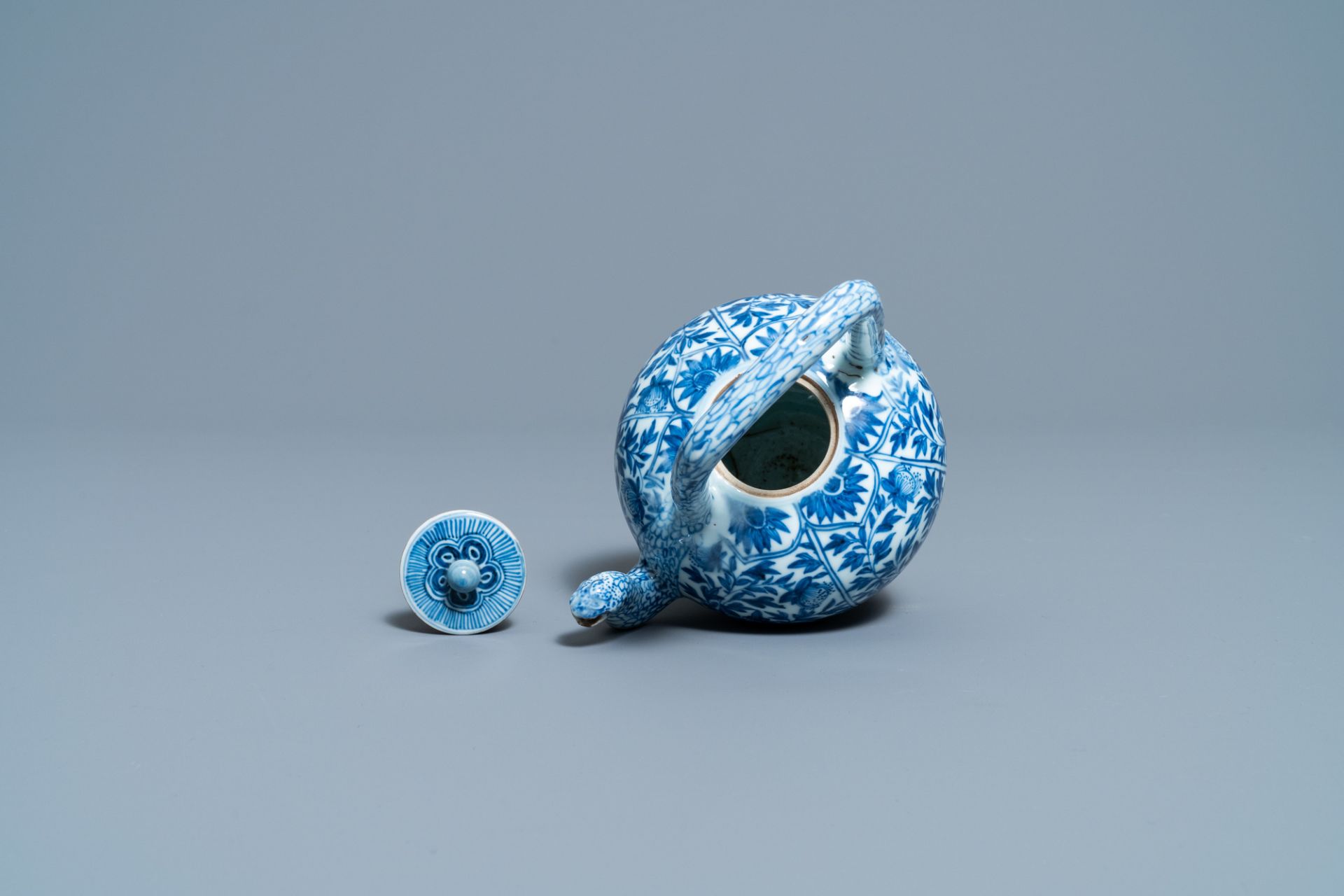 A Chinese blue and white teapot and cover, Kangxi - Image 6 of 7