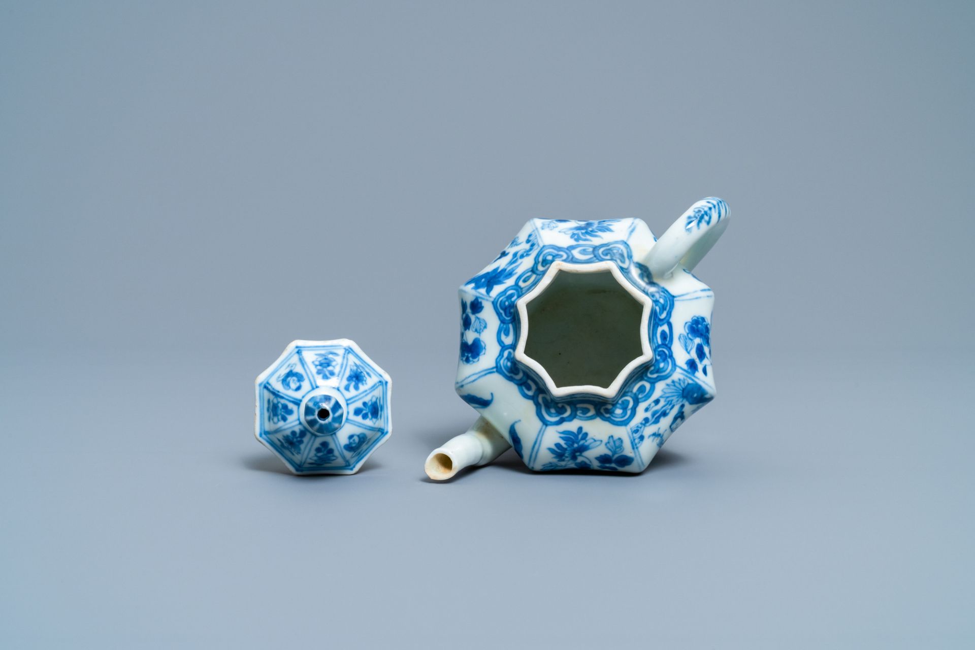 A Chinese blue and white teapot and cover, Kangxi - Image 6 of 15