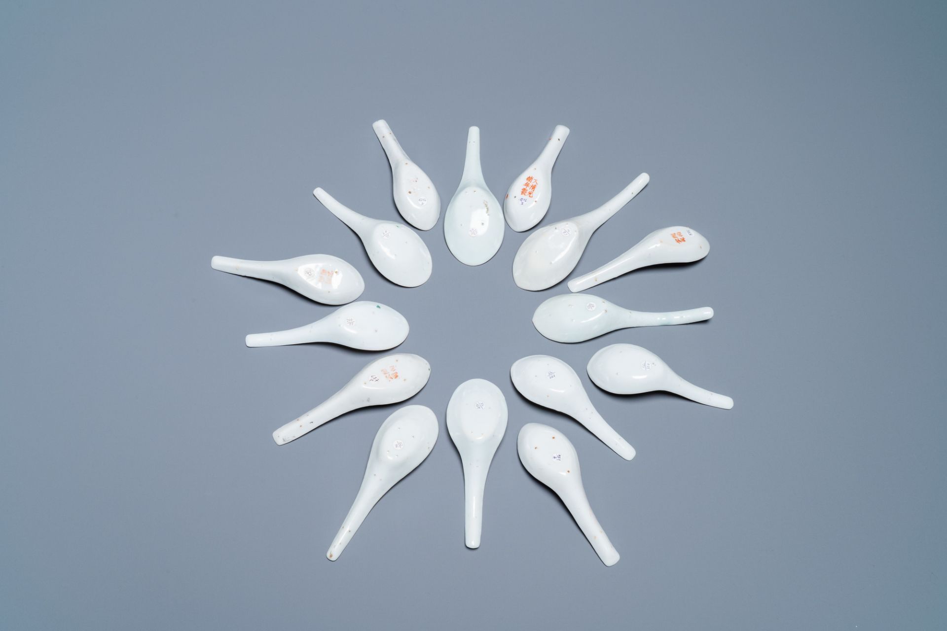 Fifteen Chinese Canton famille rose and millefleurs spoons, 19/20th C. - Bild 2 aus 7