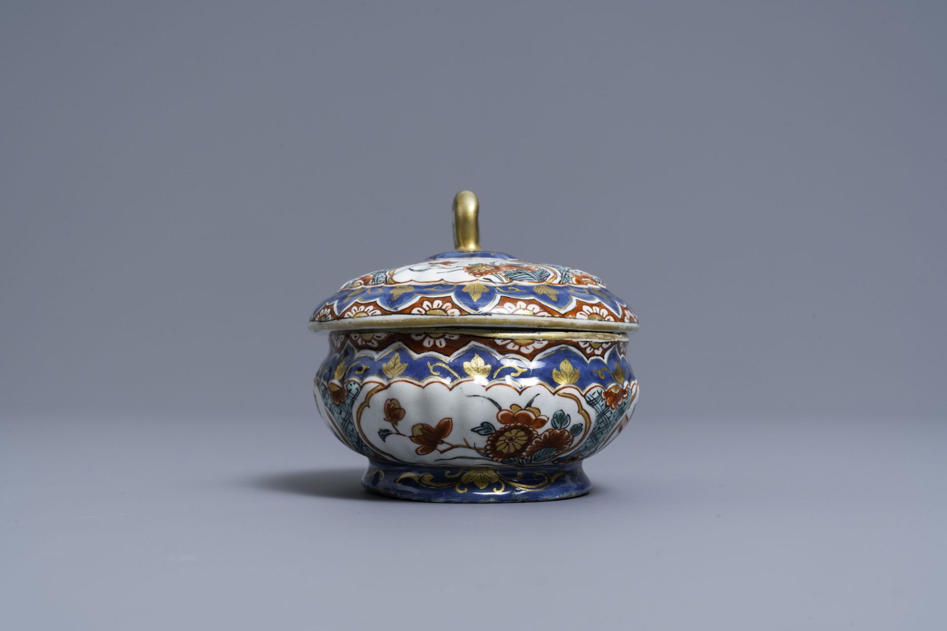 A polychrome and gilded Dutch Delft spice box and cover, early 18th C. - Bild 5 aus 7