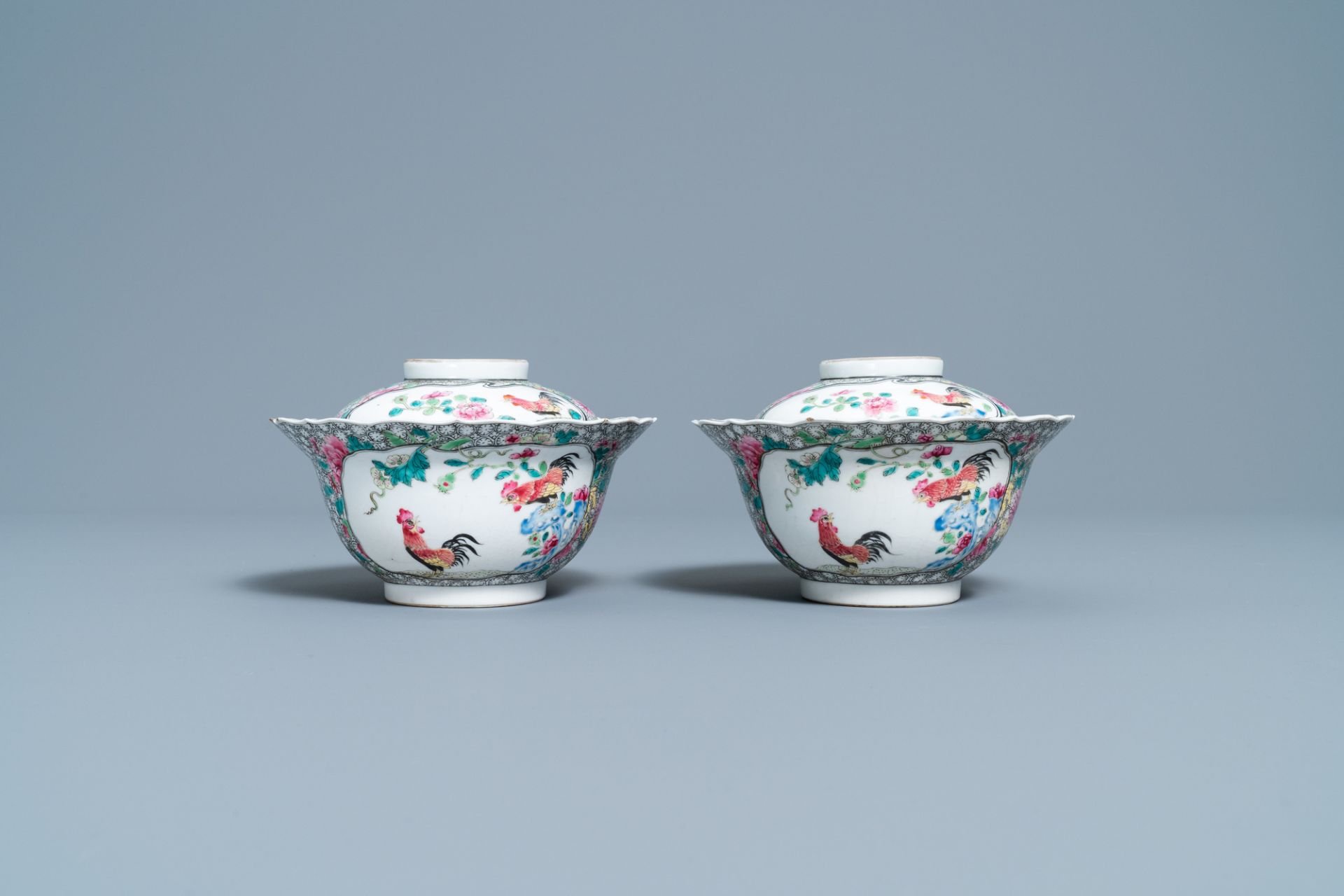 A pair of Chinese famille rose 'rooster' bowls and covers, Yongzheng - Bild 4 aus 7