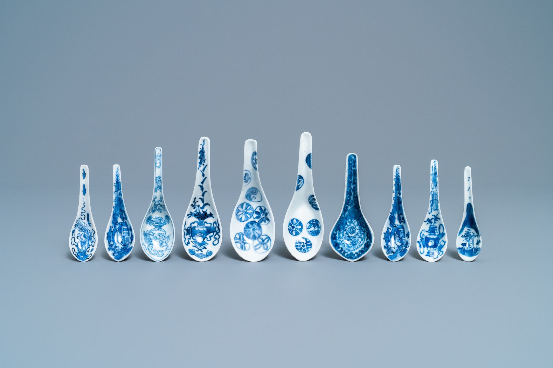 Forty Chinese blue and white spoons, 19/20th C. - Image 10 of 16