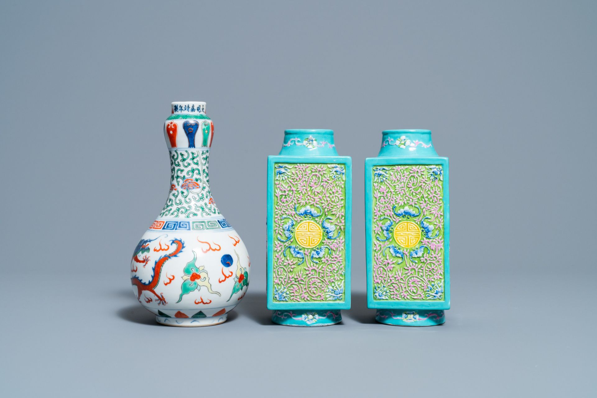 A pair of Chinese 'cong' vases and a wucai 'dragon' vase, 19/20th C. - Image 5 of 7