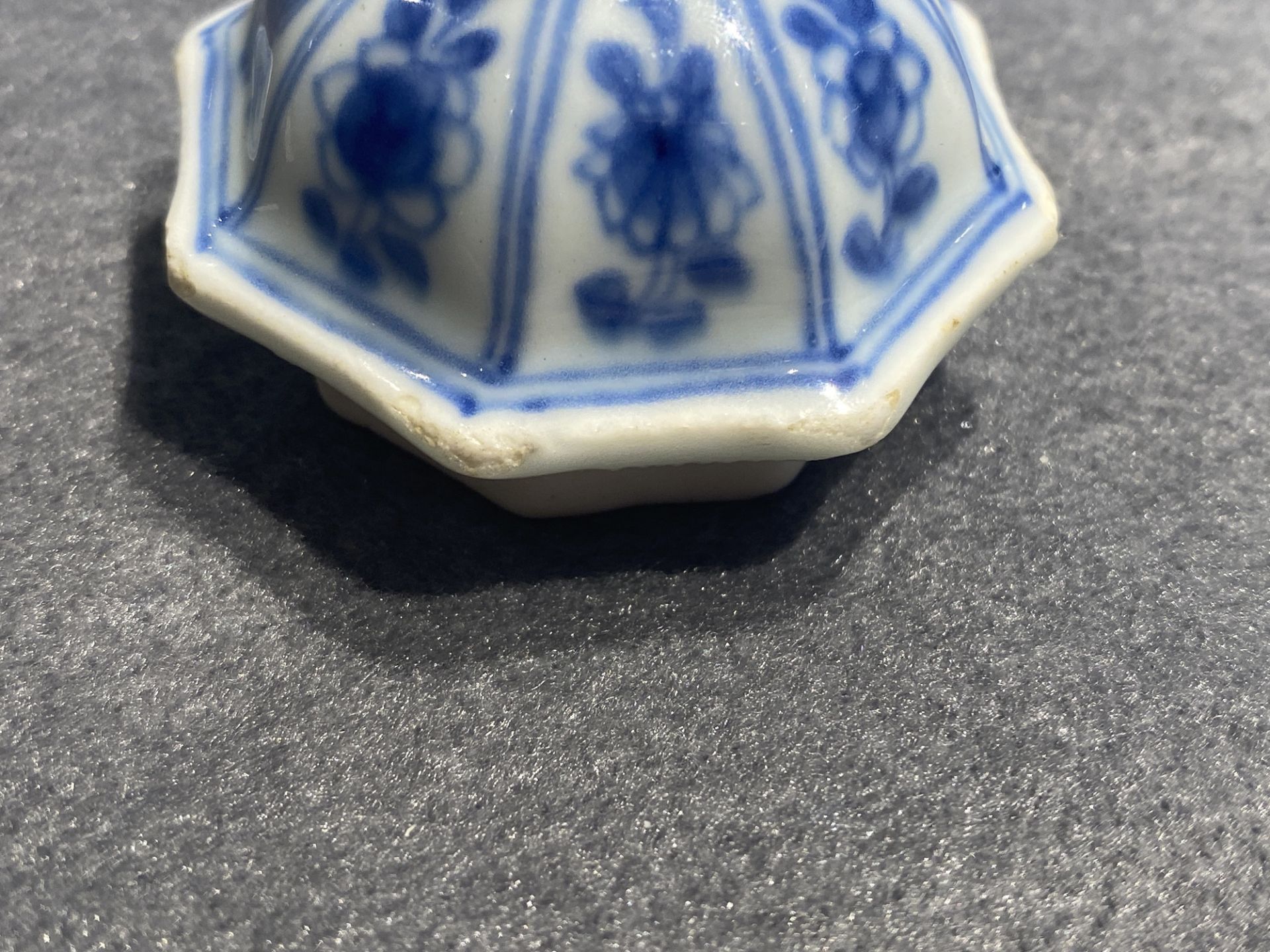 A Chinese blue and white teapot and cover, Kangxi - Image 15 of 15