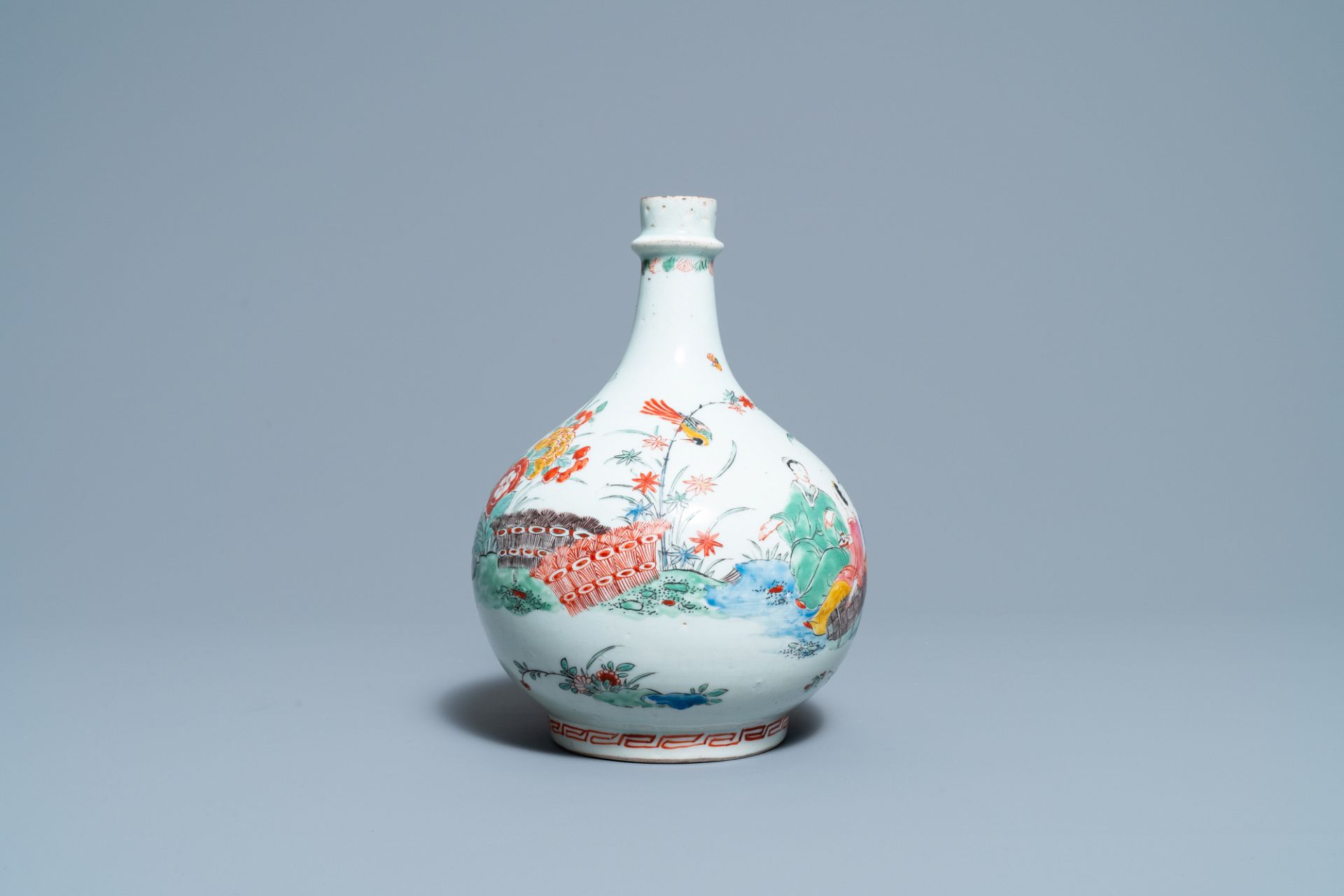 A Dutch-decorated Kakiemon-style Japanese Arita apothecary flask, Edo, 17/18th C. - Image 4 of 6