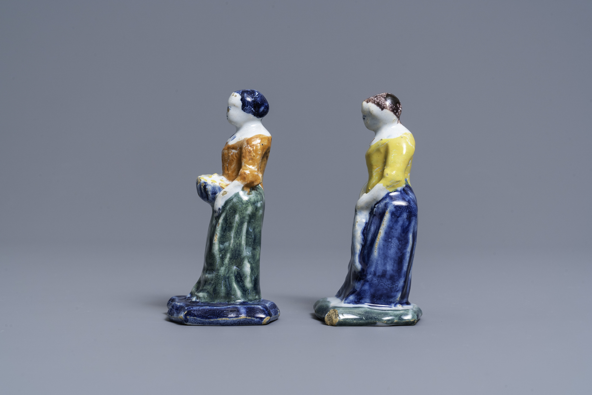 A pair of polychrome Dutch Delft figures of market ladies, 18th C. - Image 5 of 7