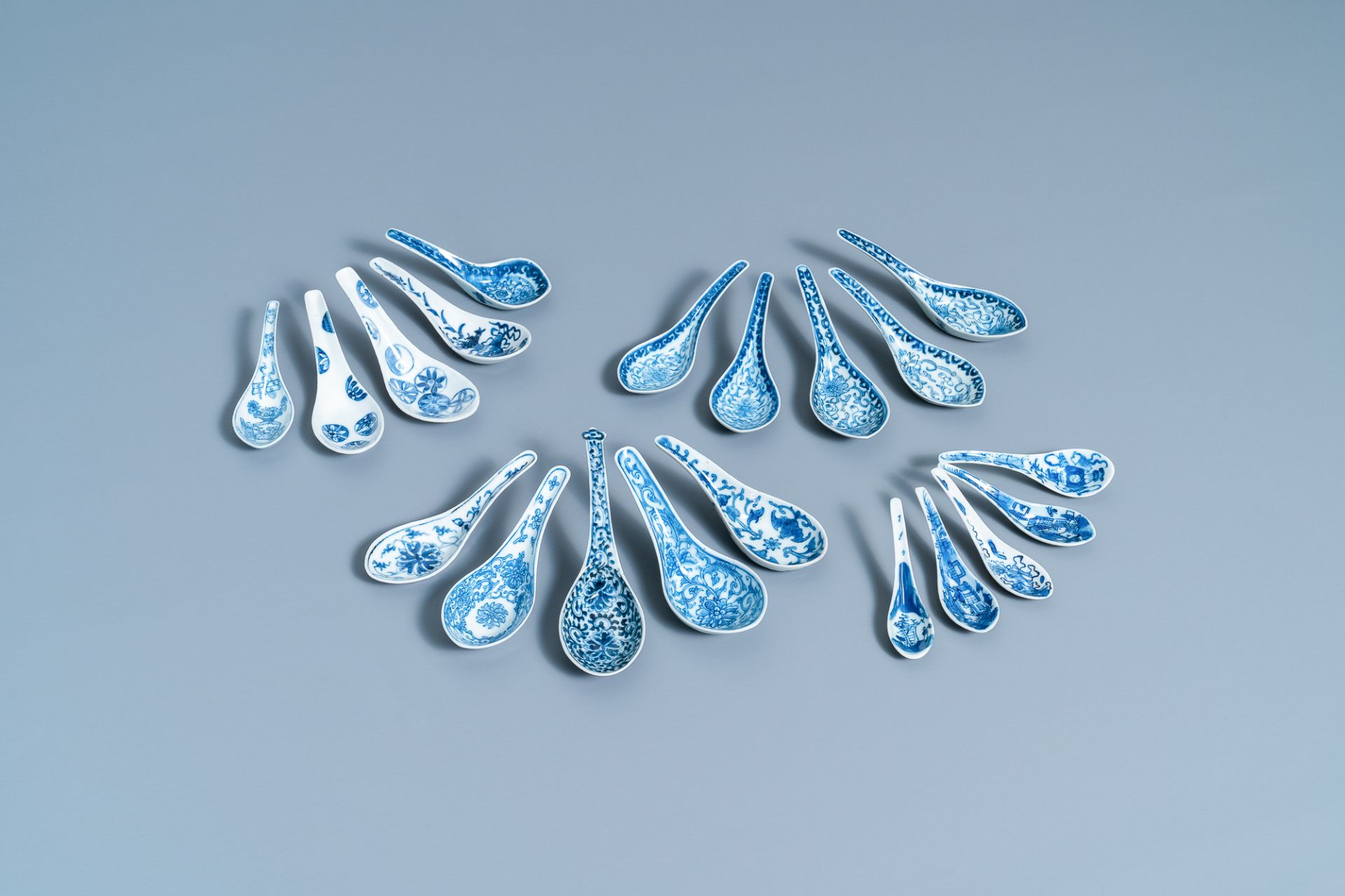 Forty Chinese blue and white spoons, 19/20th C. - Image 3 of 16