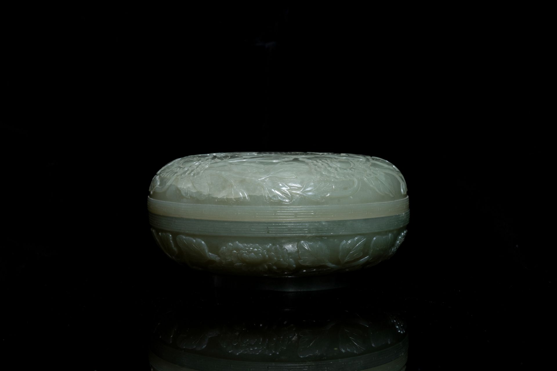 A Chinese pale celadon jade 'phoenix and peony' circular box and cover, 19th C. - Image 7 of 7