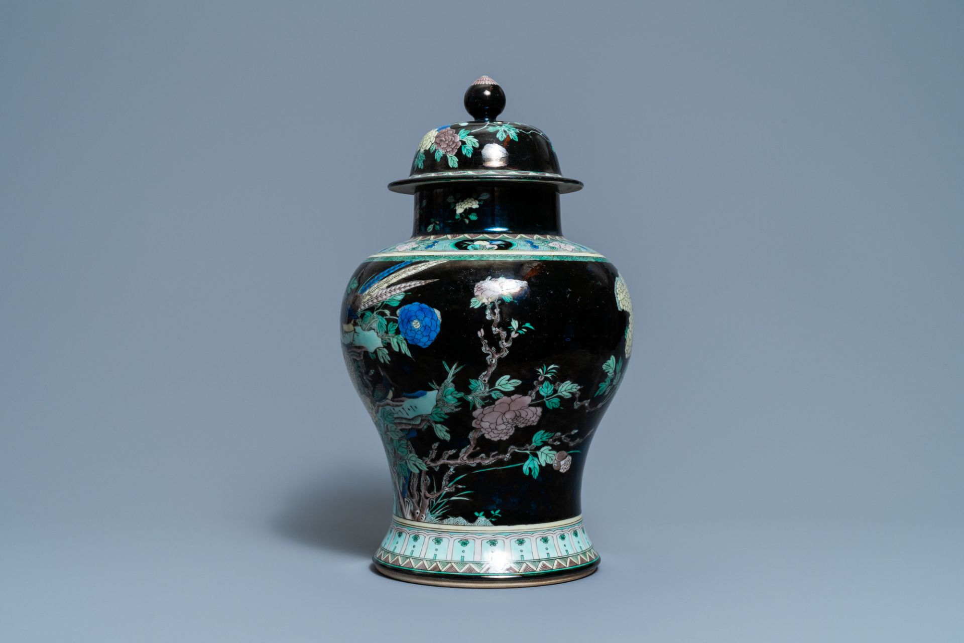 A Chinese famille noire vase and cover, 19th C. - Image 2 of 6