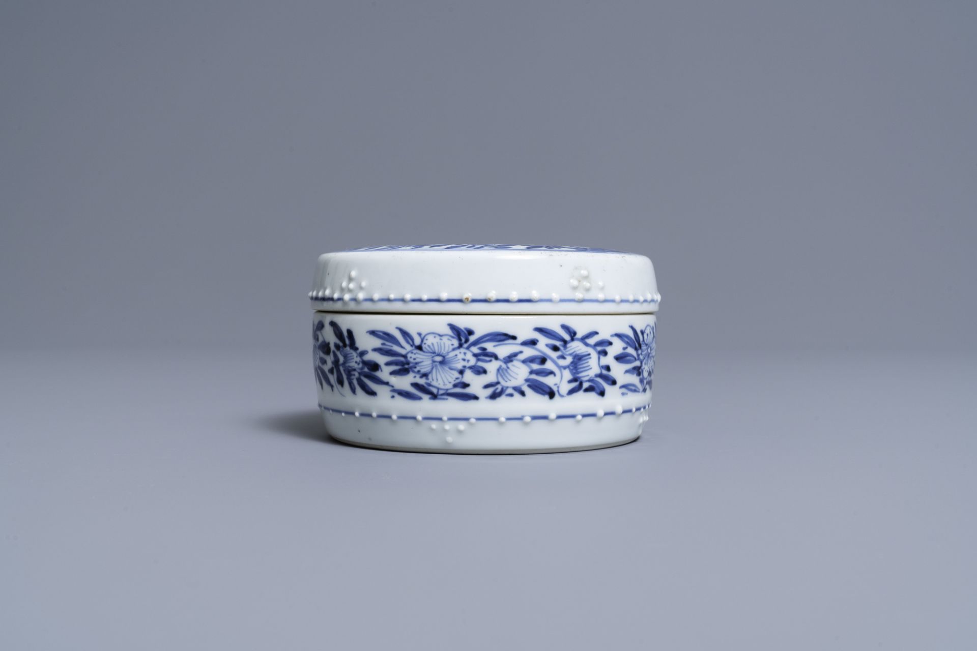 A round Chinese blue and white box and cover, Kangxi - Image 4 of 7