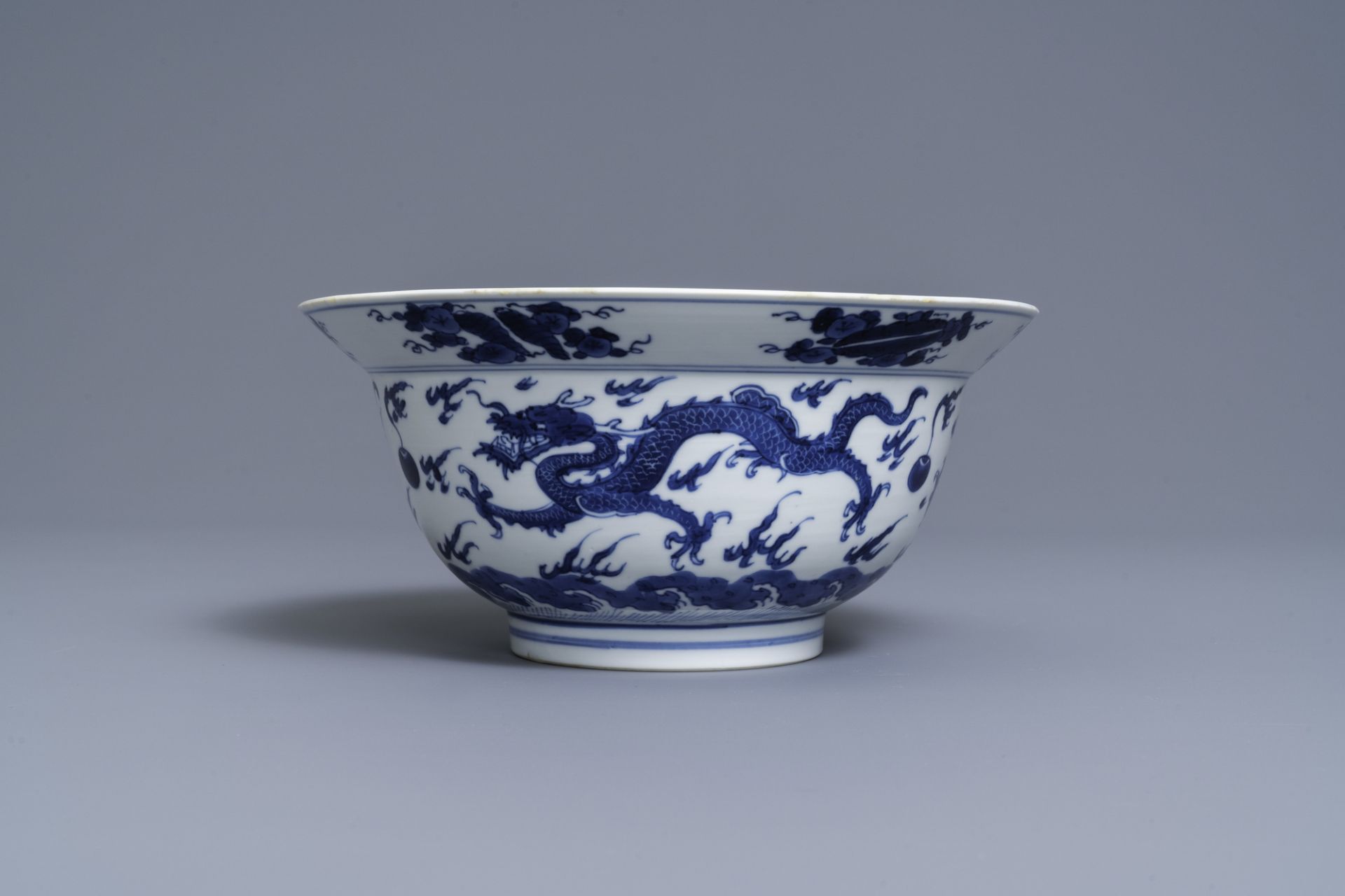 A Chinese blue and white 'dragon' bowl, Kangxi - Image 2 of 7