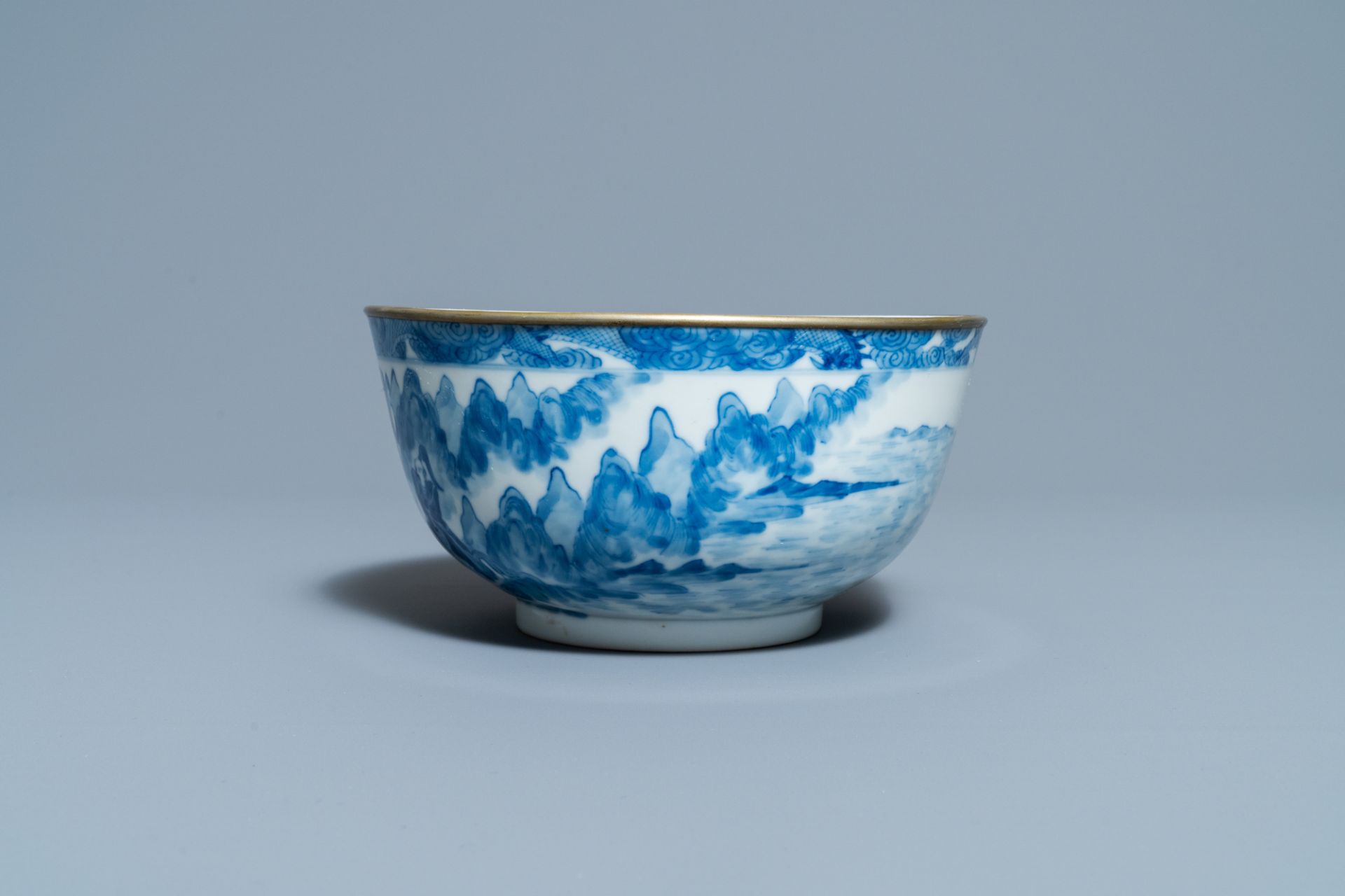 A Chinese blue and white Vietnamese market 'Bleu de Hue' bowl, Kangxi mark, 19th C. - Image 3 of 7