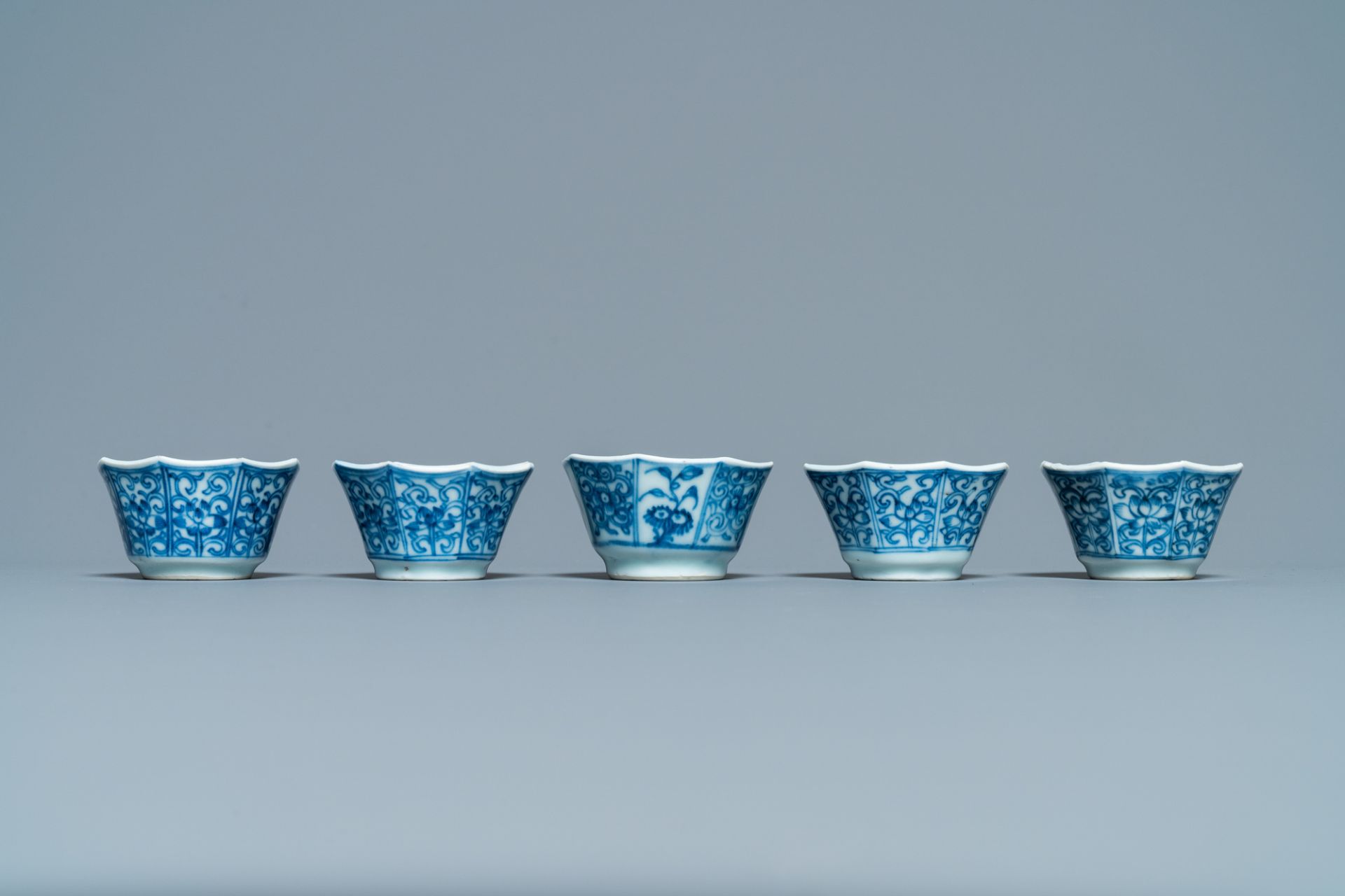 Sixteen Chinese blue and white saucers and fourteen cups, Kangxi - Image 9 of 17