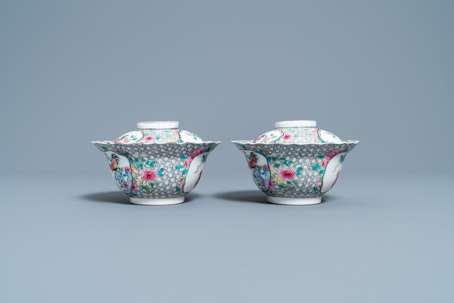 A pair of Chinese famille rose 'rooster' bowls and covers, Yongzheng - Bild 3 aus 7