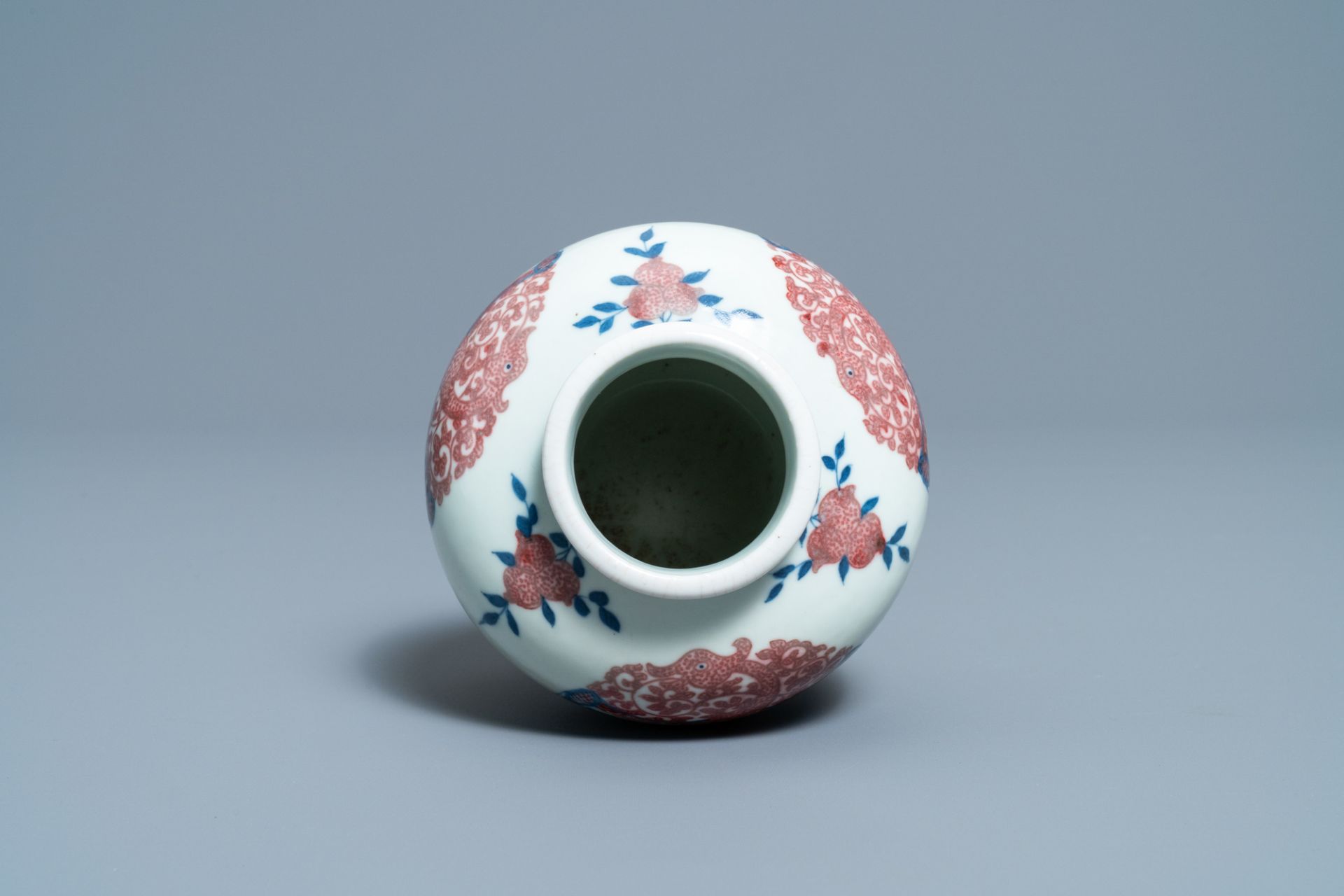 A Chinese blue, white and copper-red 'phoenixes' water pot, Kangxi mark, 19th C. - Image 6 of 7