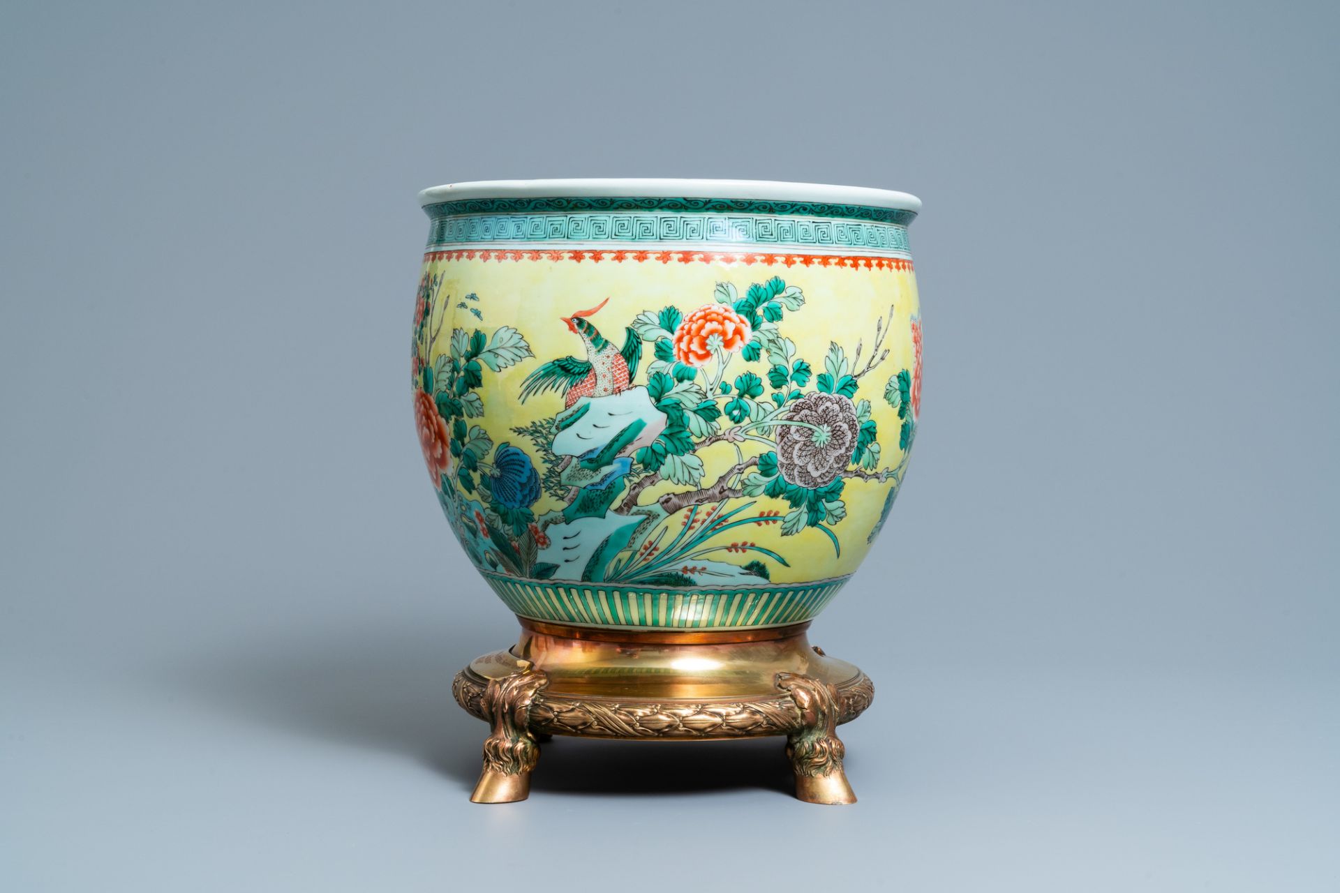 A Chinese famille verte jardiniere on a dated gilt bronze foot, 19/20th C. - Image 4 of 7