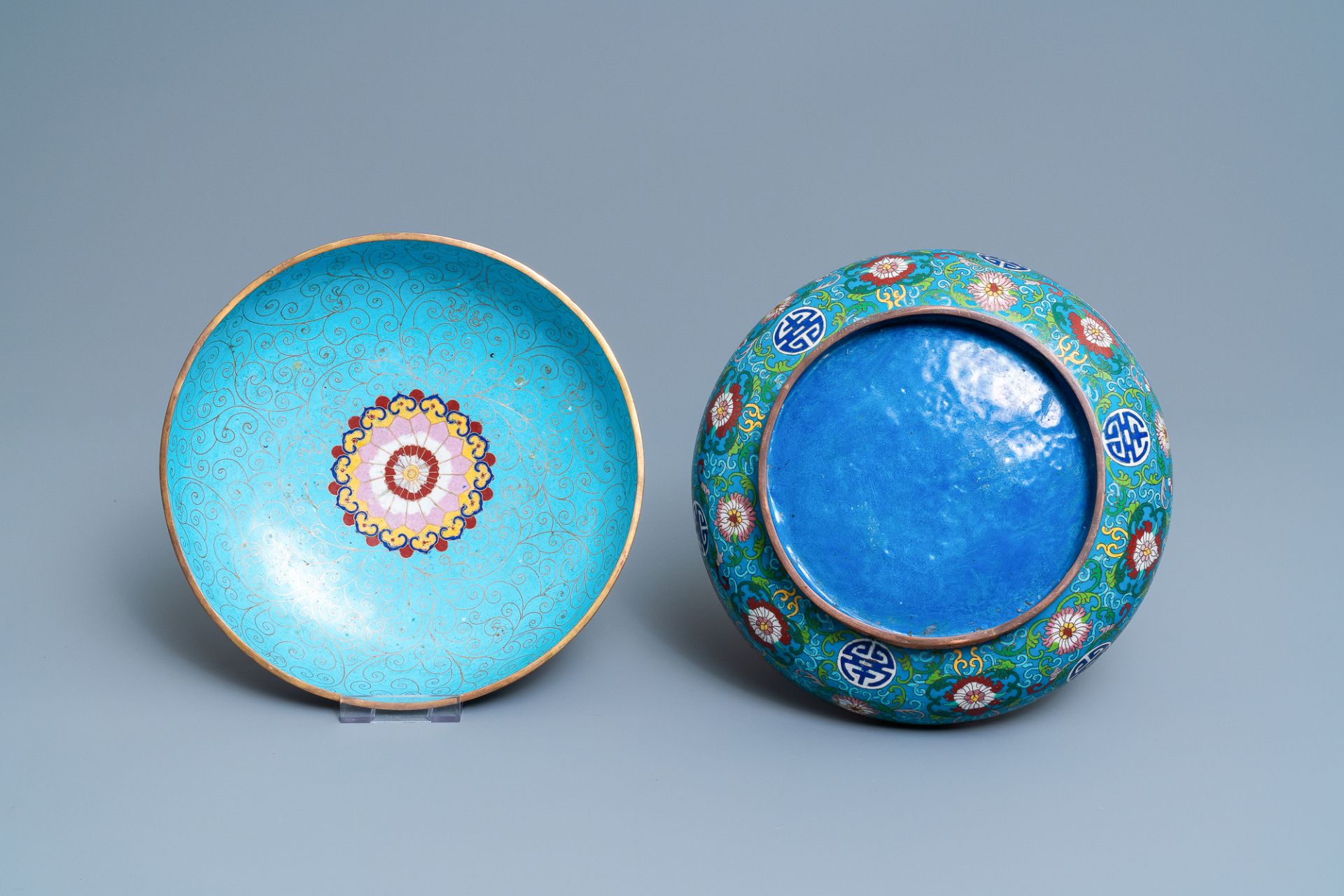 A round Chinese cloisonne box and cover, 19th C. - Bild 8 aus 15