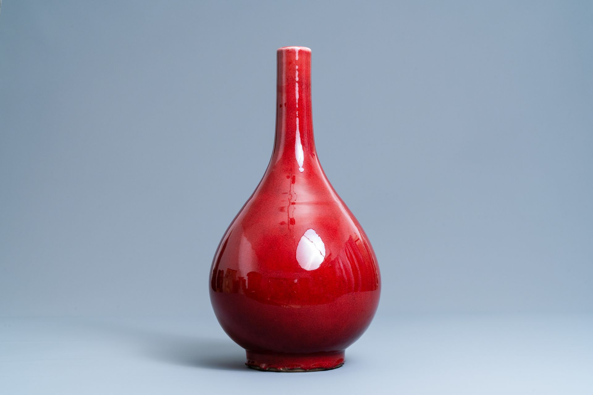 A Chinese monochrome sang de boeuf bottle vase, 19/20th C. - Image 4 of 6