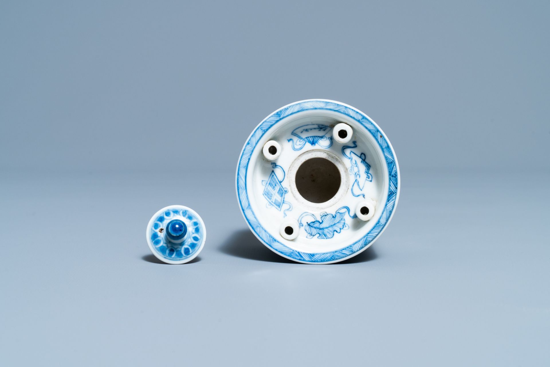 A Chinese blue and white inkwell with antiquities design, Kangxi - Image 6 of 7