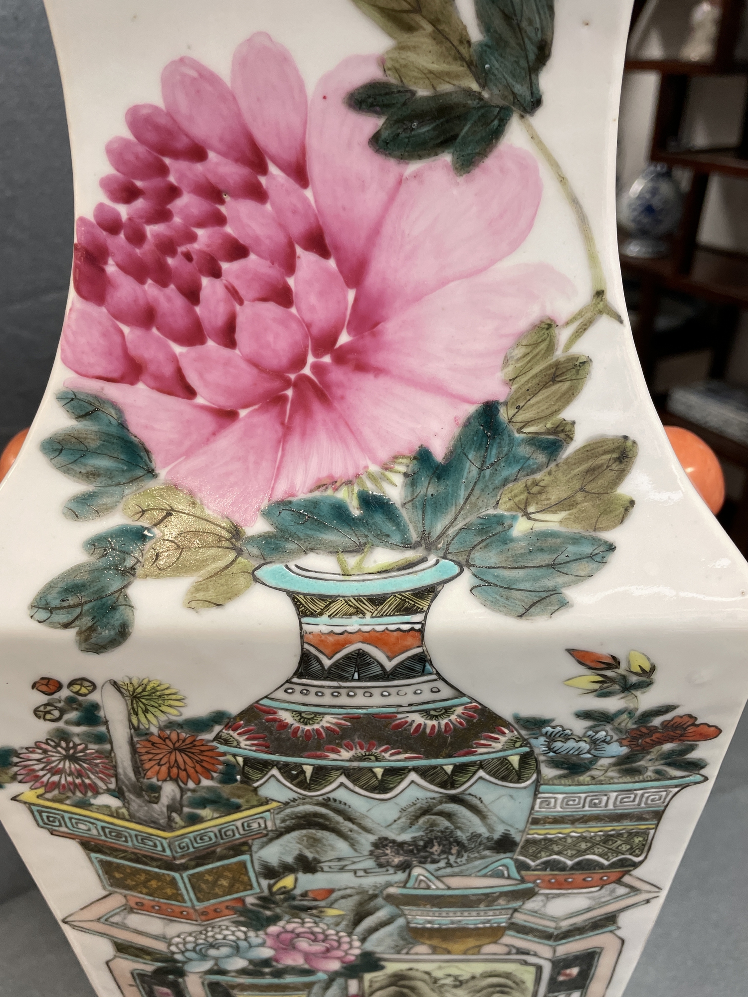 A Chinese square qianjiang cai 'antiquities' vase, 19th C. - Image 13 of 15