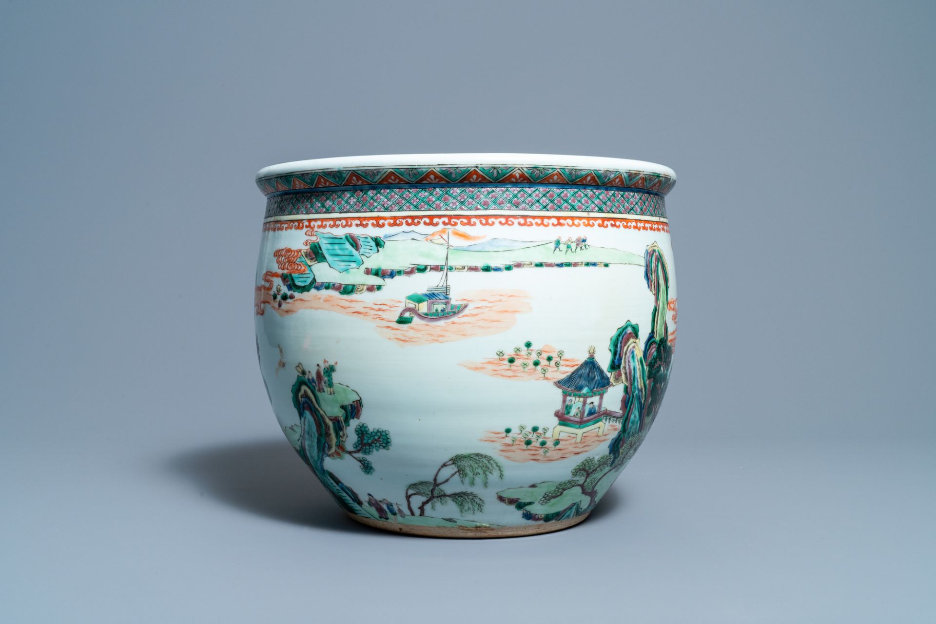 A Chinese famille verte fishbowl, 19th C. - Image 5 of 7
