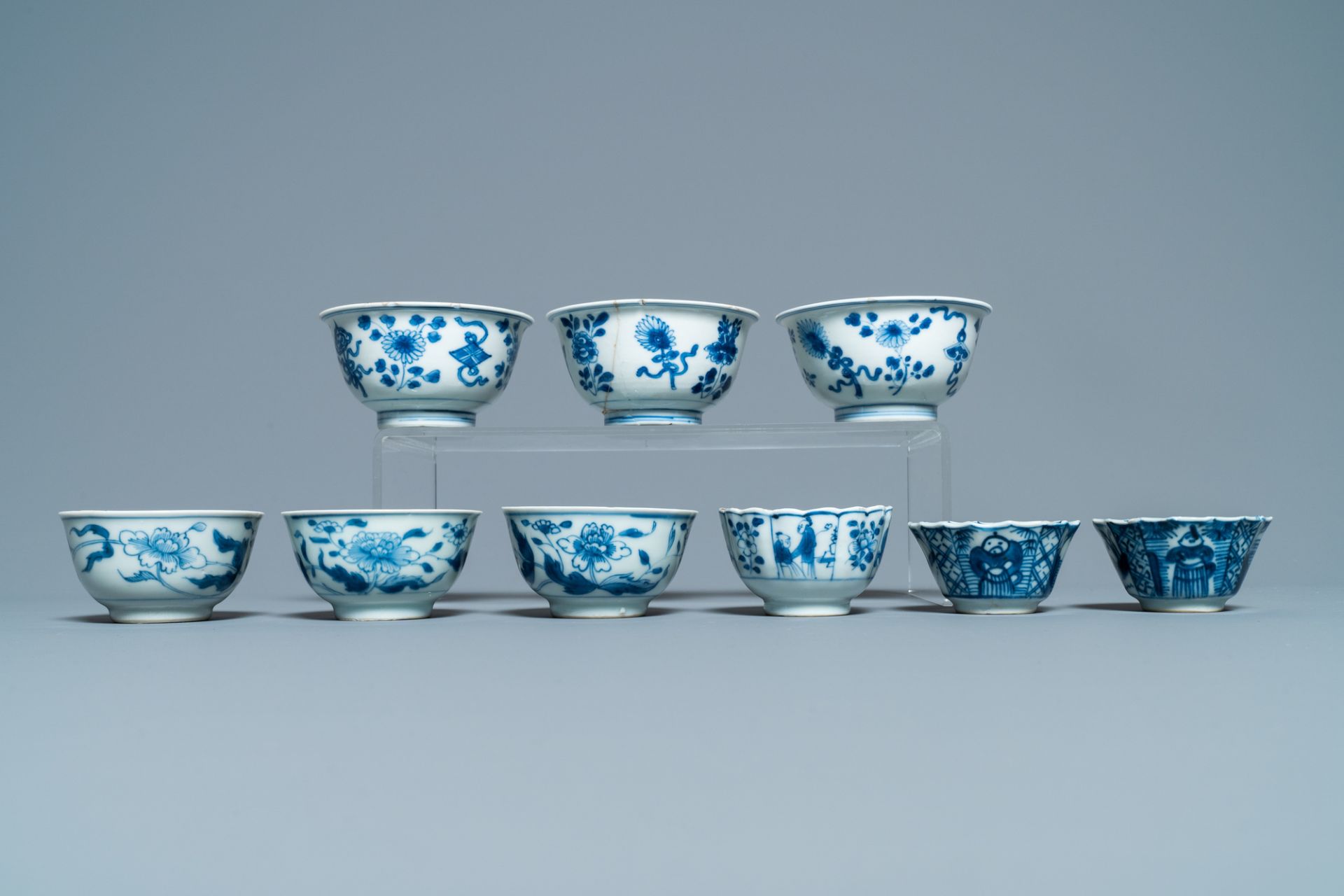 Sixteen Chinese blue and white saucers and fourteen cups, Kangxi - Image 12 of 17