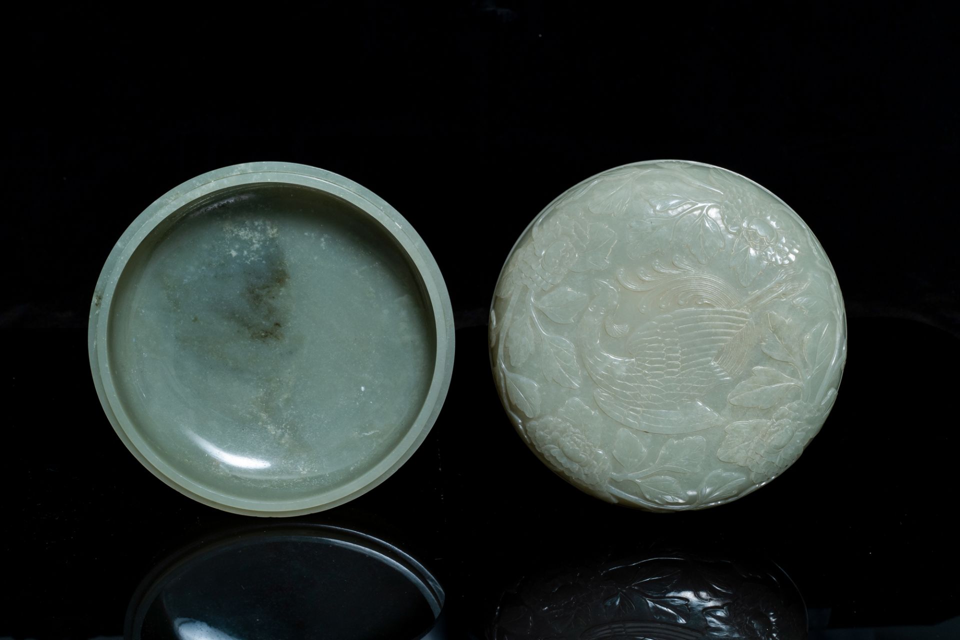 A Chinese pale celadon jade 'phoenix and peony' circular box and cover, 19th C. - Image 2 of 7