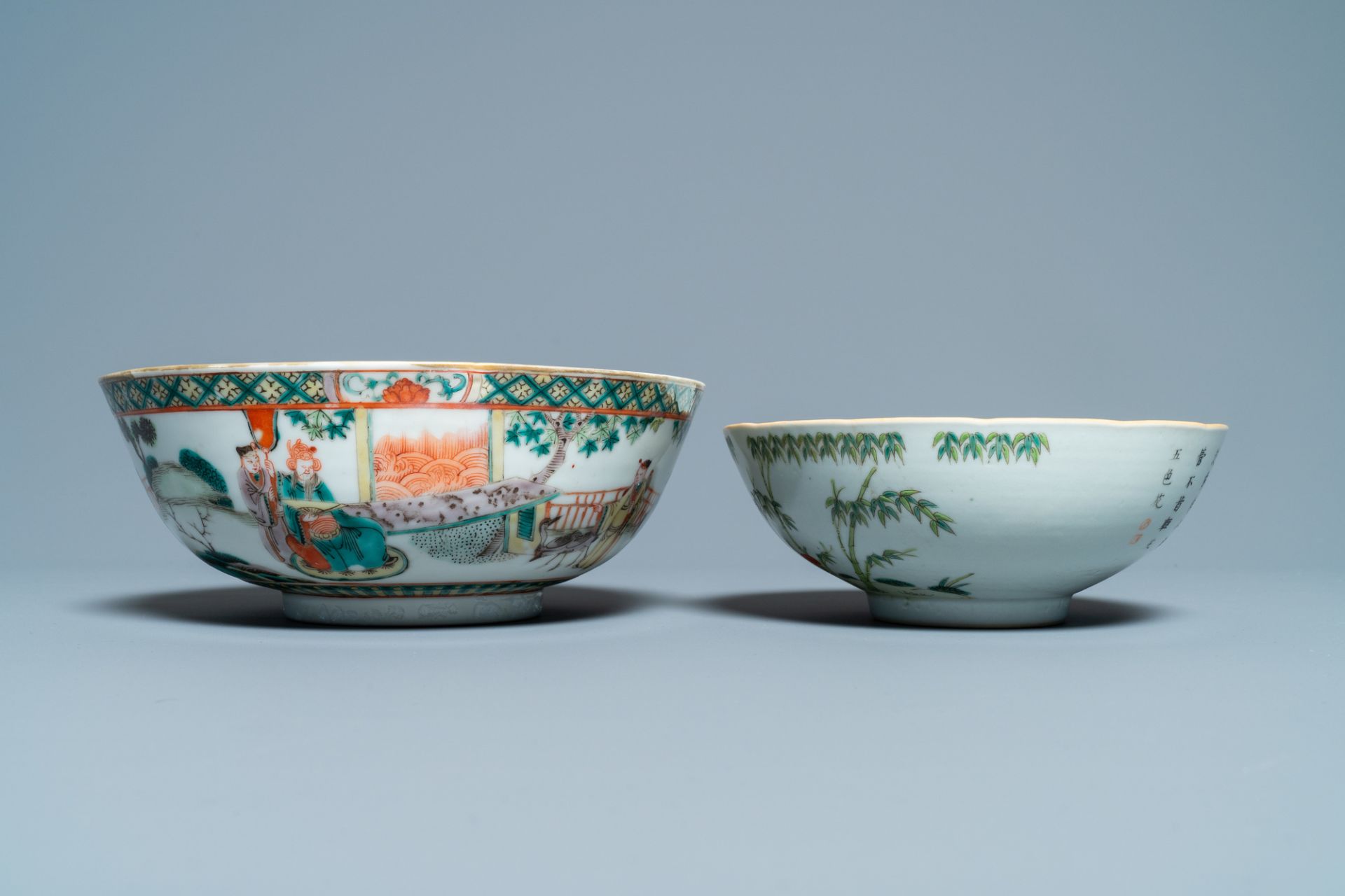 A Chinese blue and white jardiniere and two famille verte bowls, 19/20th C. - Image 9 of 13