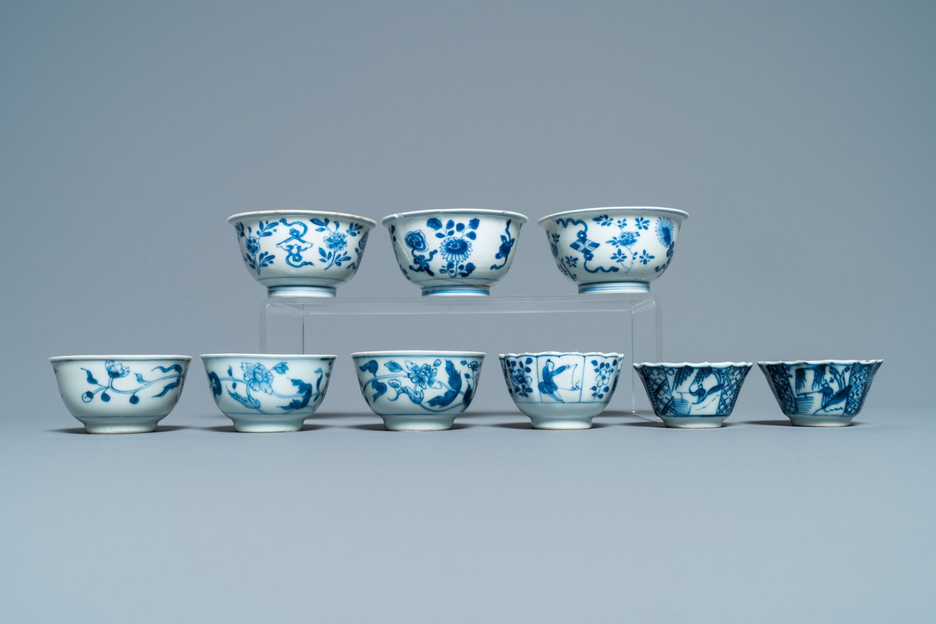 Sixteen Chinese blue and white saucers and fourteen cups, Kangxi - Image 15 of 17
