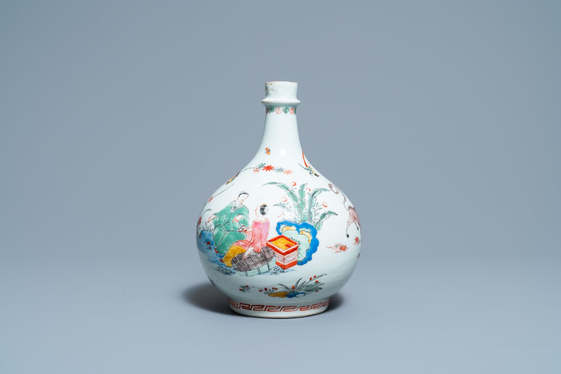 A Dutch-decorated Kakiemon-style Japanese Arita apothecary flask, Edo, 17/18th C. - Image 2 of 6