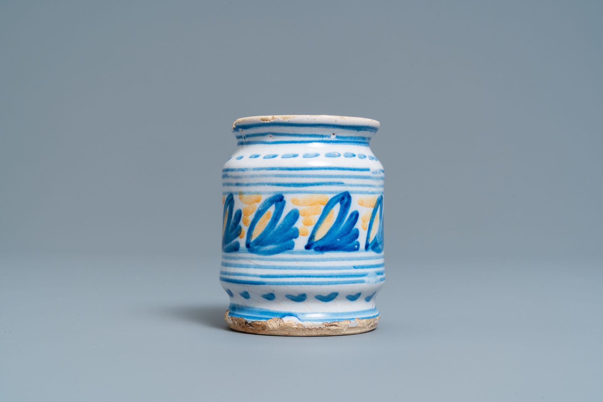 A polychrome maiolica albarello-type ointment jar, Northern Netherlands, ca. 1600 - Bild 3 aus 7