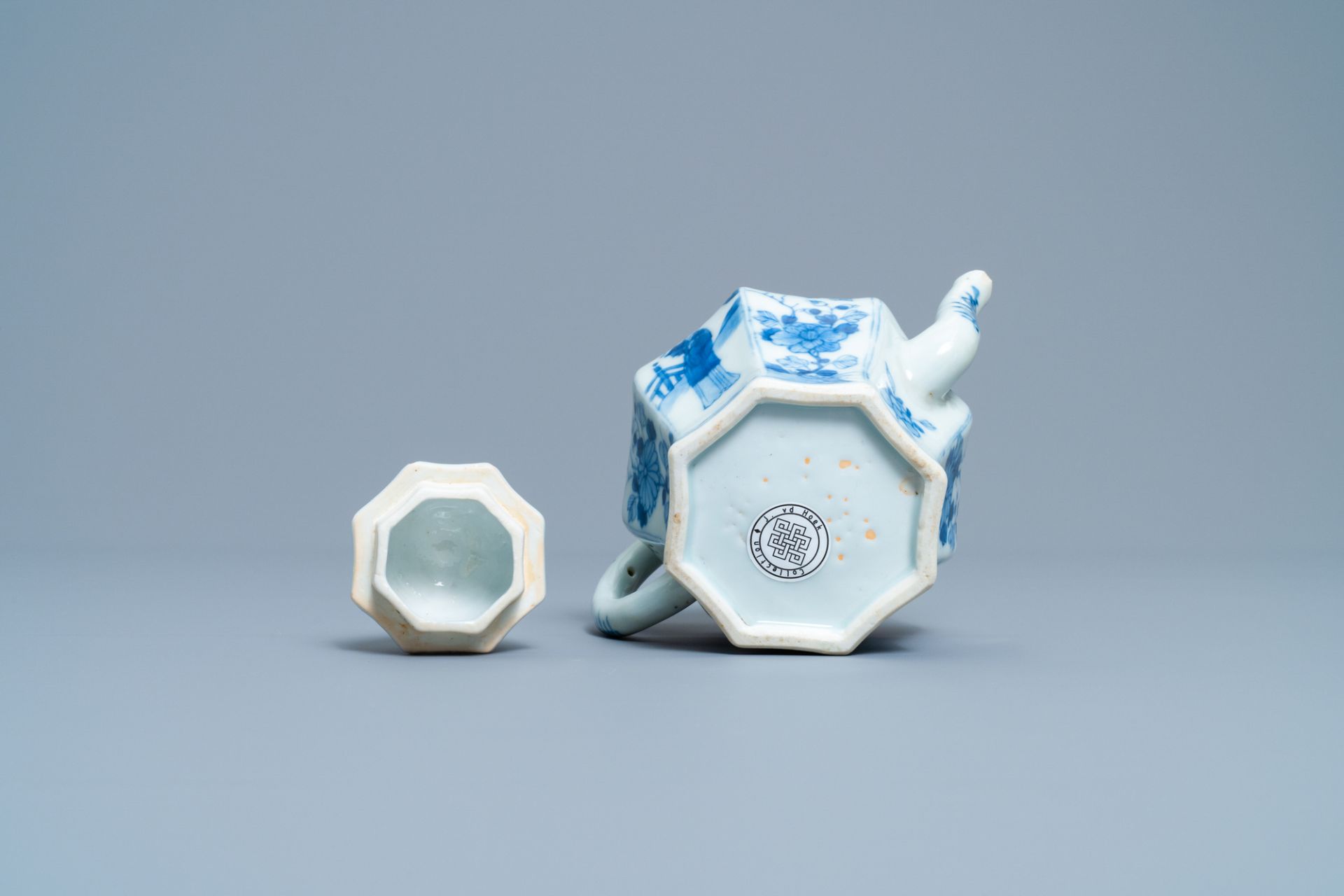 A Chinese blue and white teapot and cover, Kangxi - Image 7 of 15