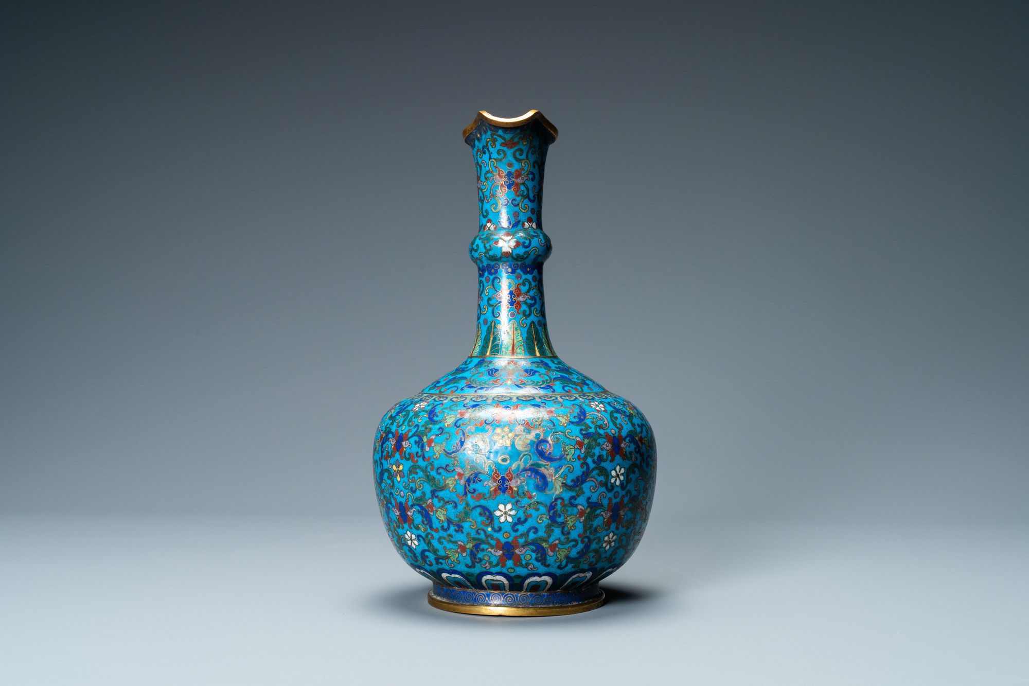 A Chinese cloisonne 'floral scroll' water jug, 18/19th C. - Image 4 of 6