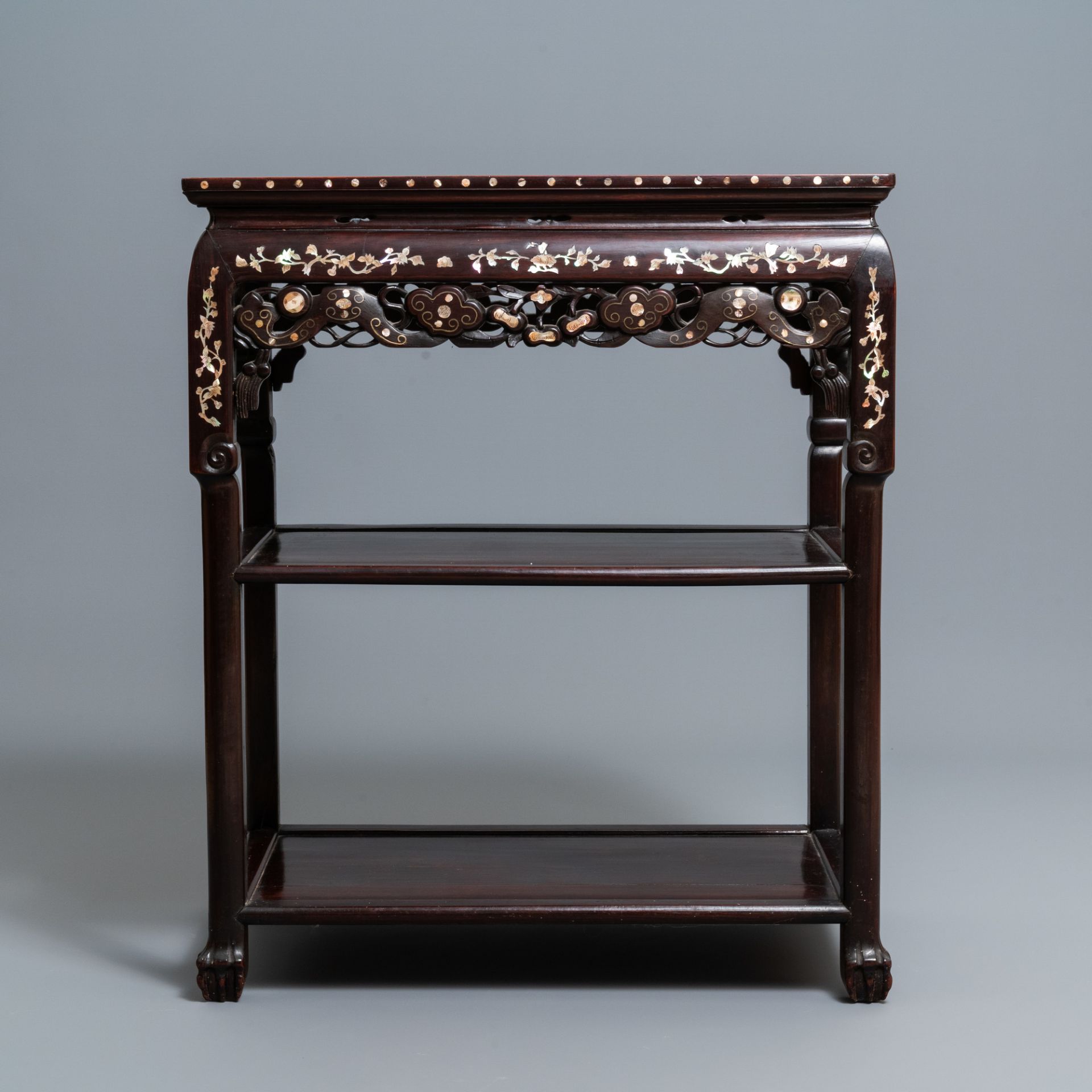A Chinese mother-of-pearl-inlaid wooden sideboard with marble top, 19th C. - Bild 2 aus 10