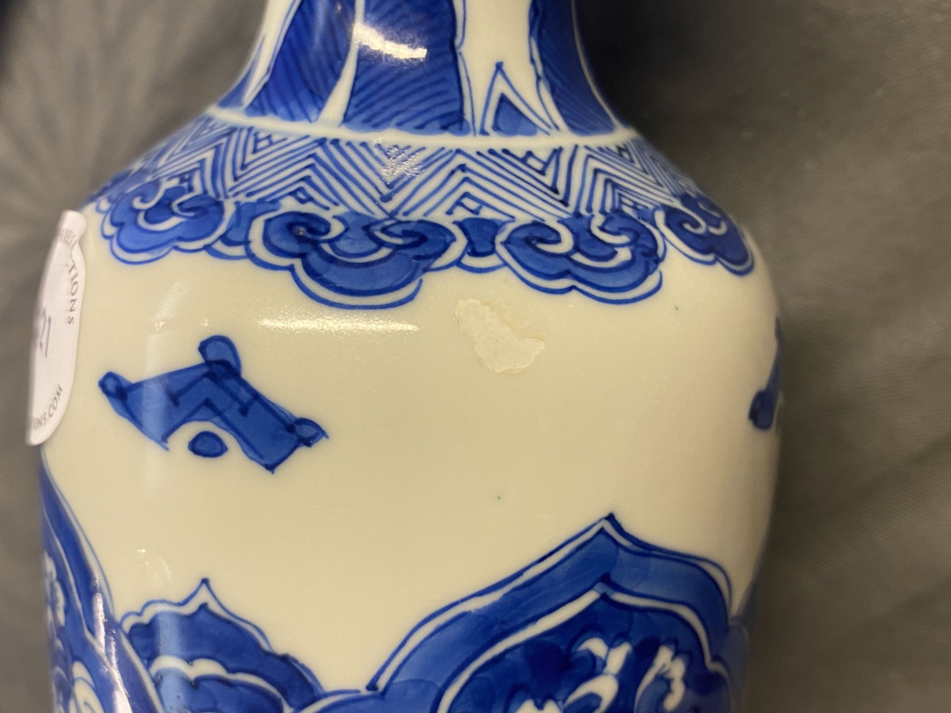 A Chinese blue and white rouleau vase, Kangxi - Image 10 of 13