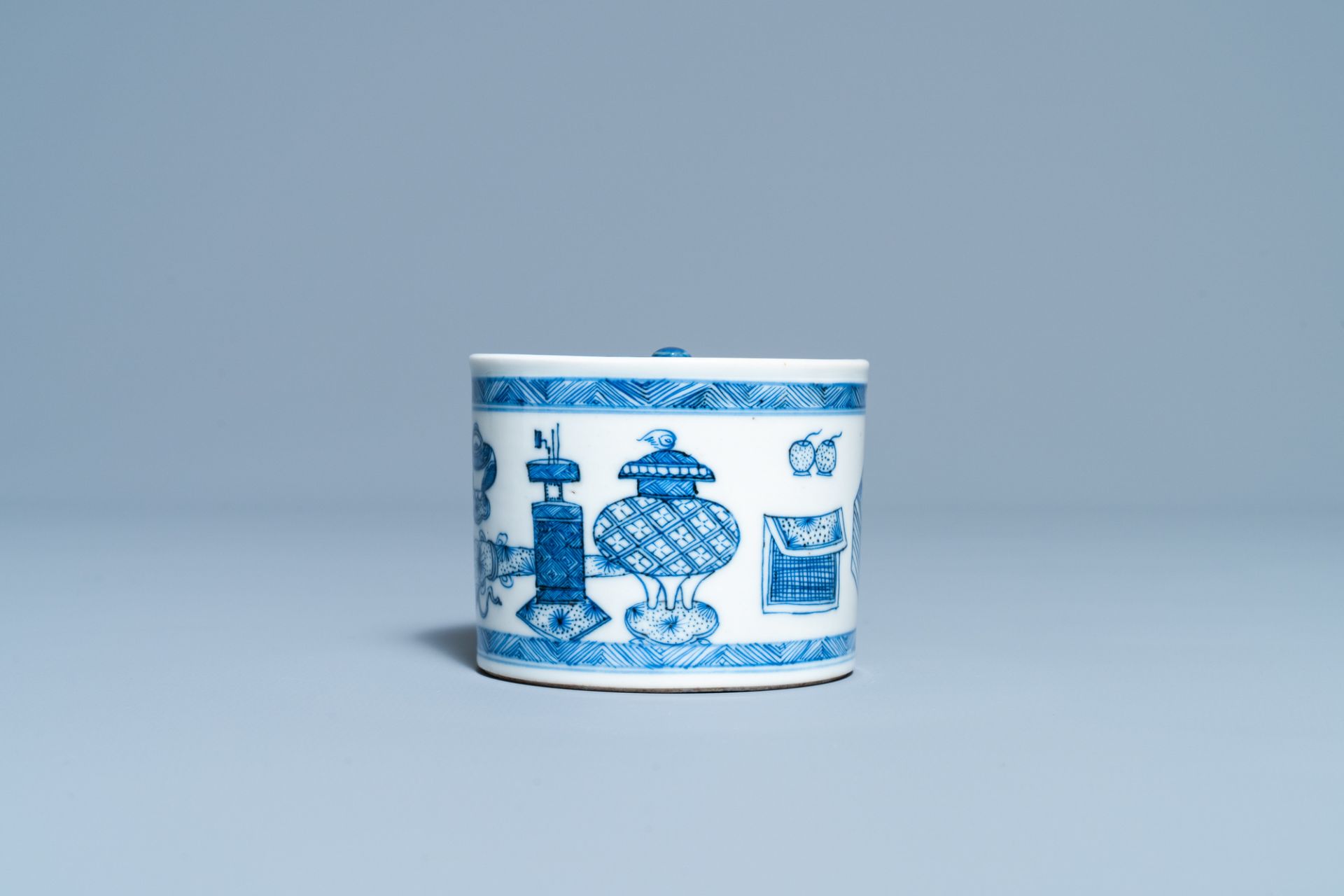 A Chinese blue and white inkwell with antiquities design, Kangxi - Image 3 of 7