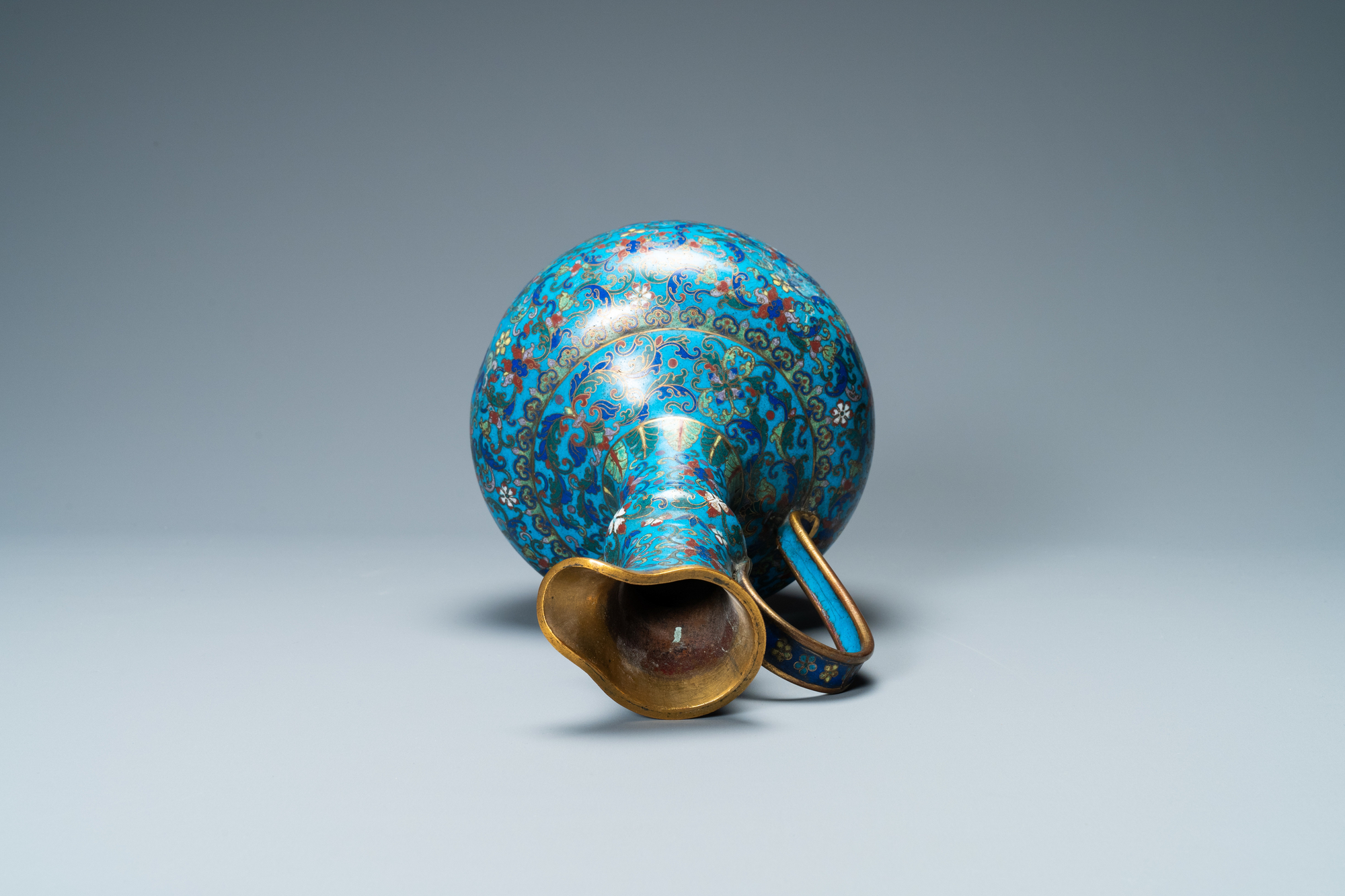 A Chinese cloisonne 'floral scroll' water jug, 18/19th C. - Image 5 of 6