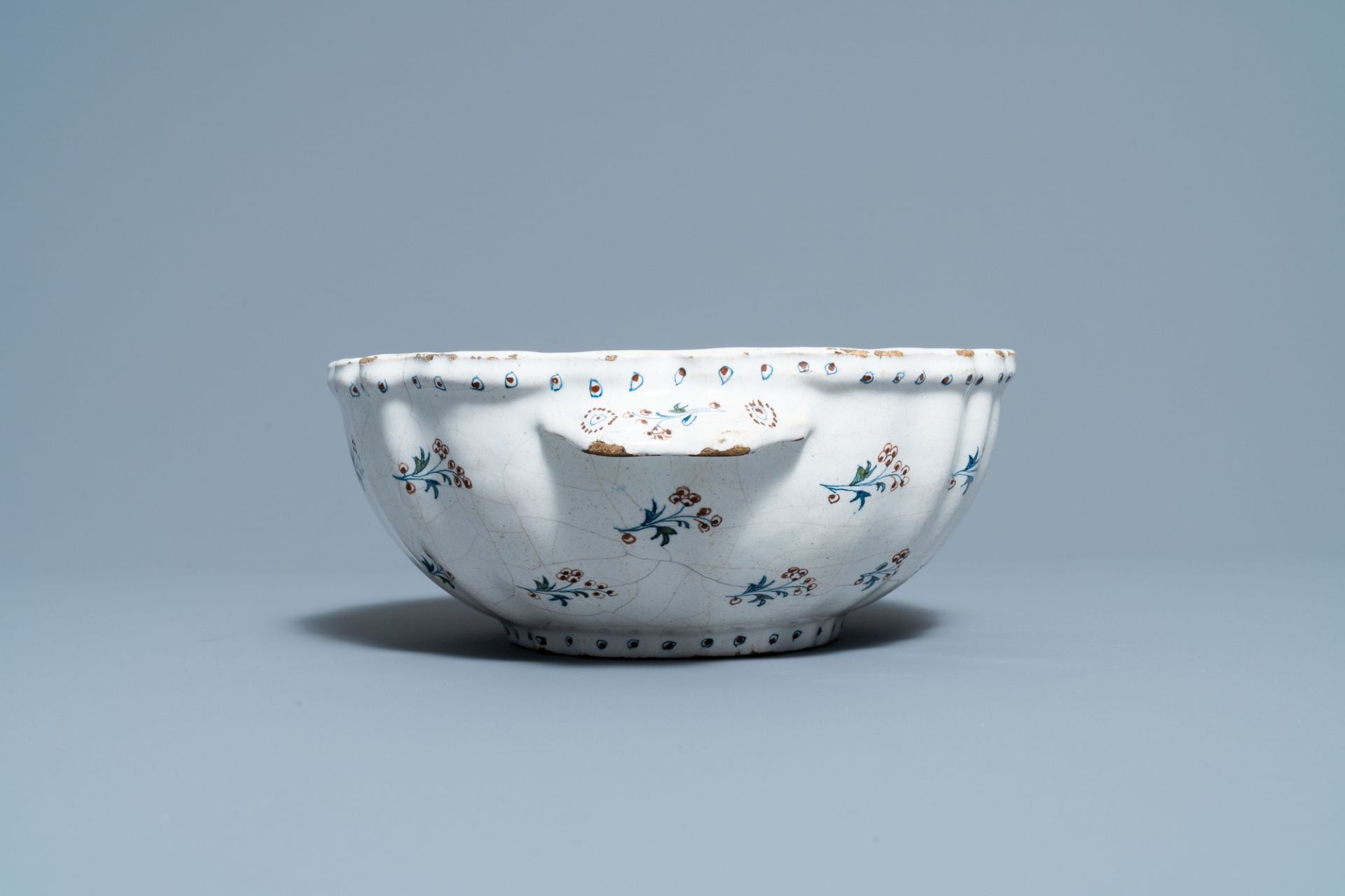 A Brussels faience basin with 'a la haie fleurie' design, 18th C. - Image 5 of 7