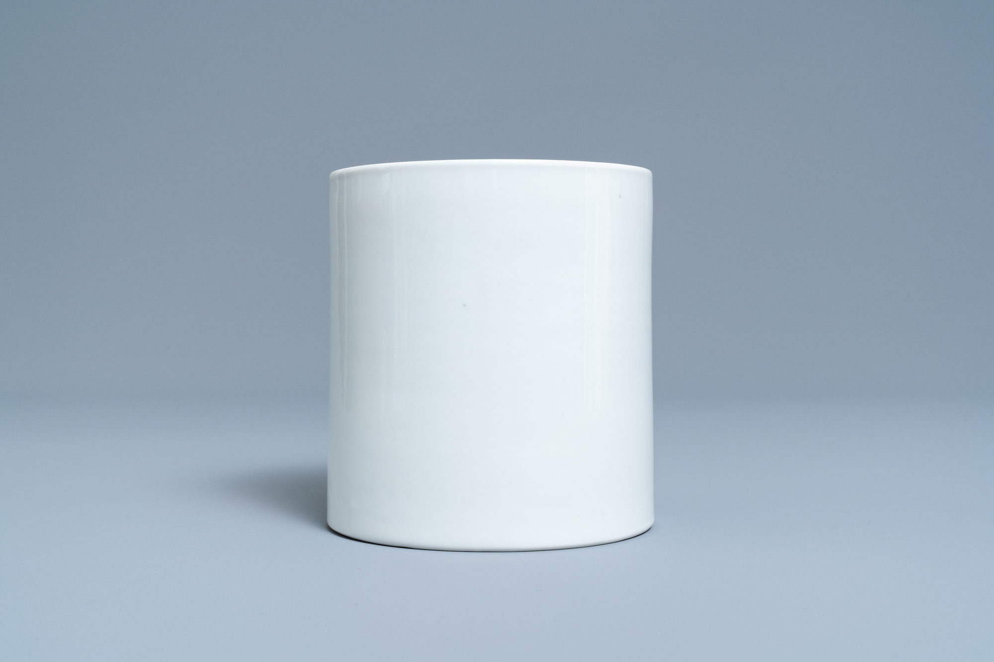 A Chinese monochrome white brush pot, 19/20th C. - Image 5 of 7