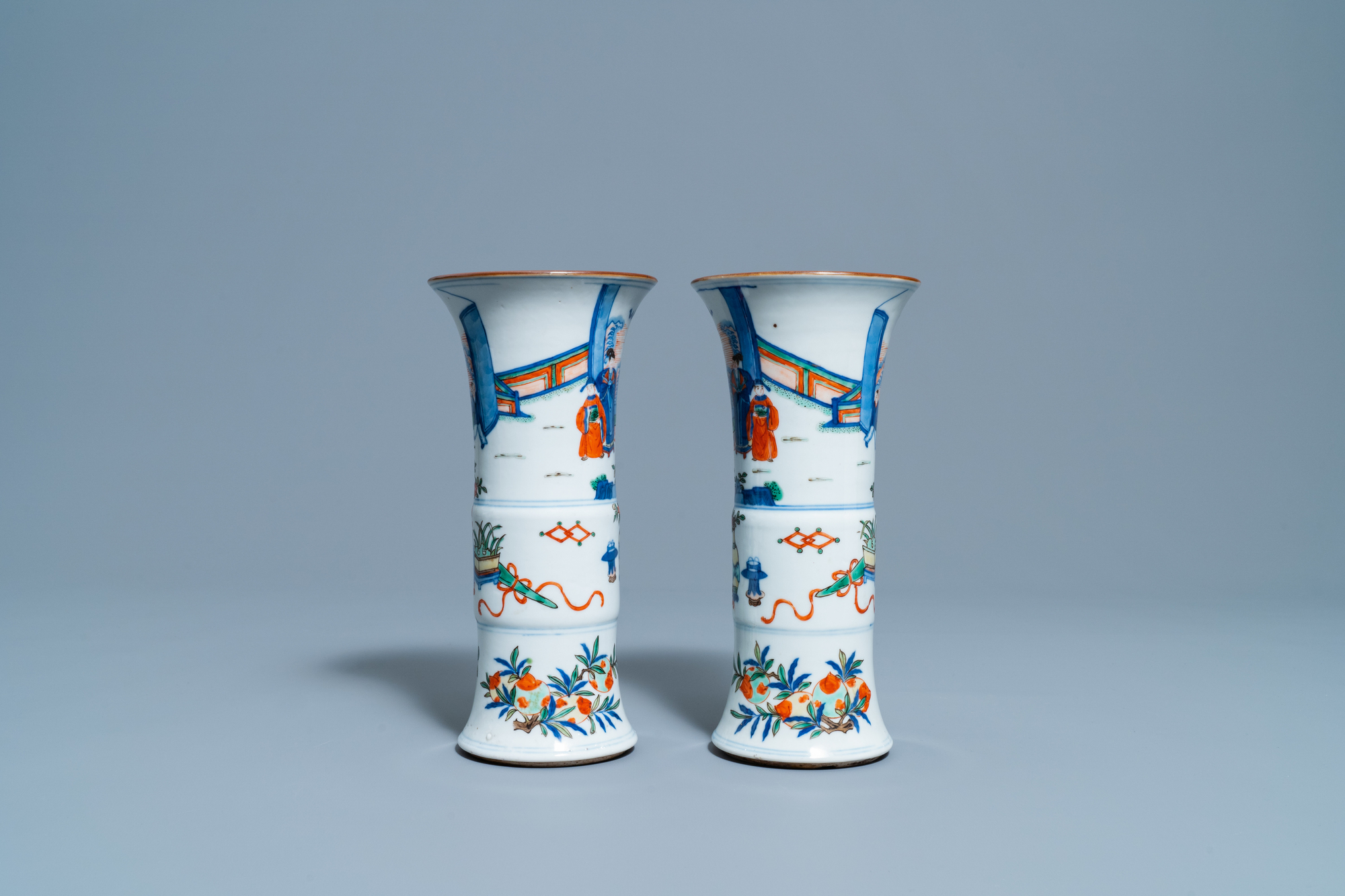 A pair of Chinese wucai 'gu' vases, 19th C. - Image 4 of 7