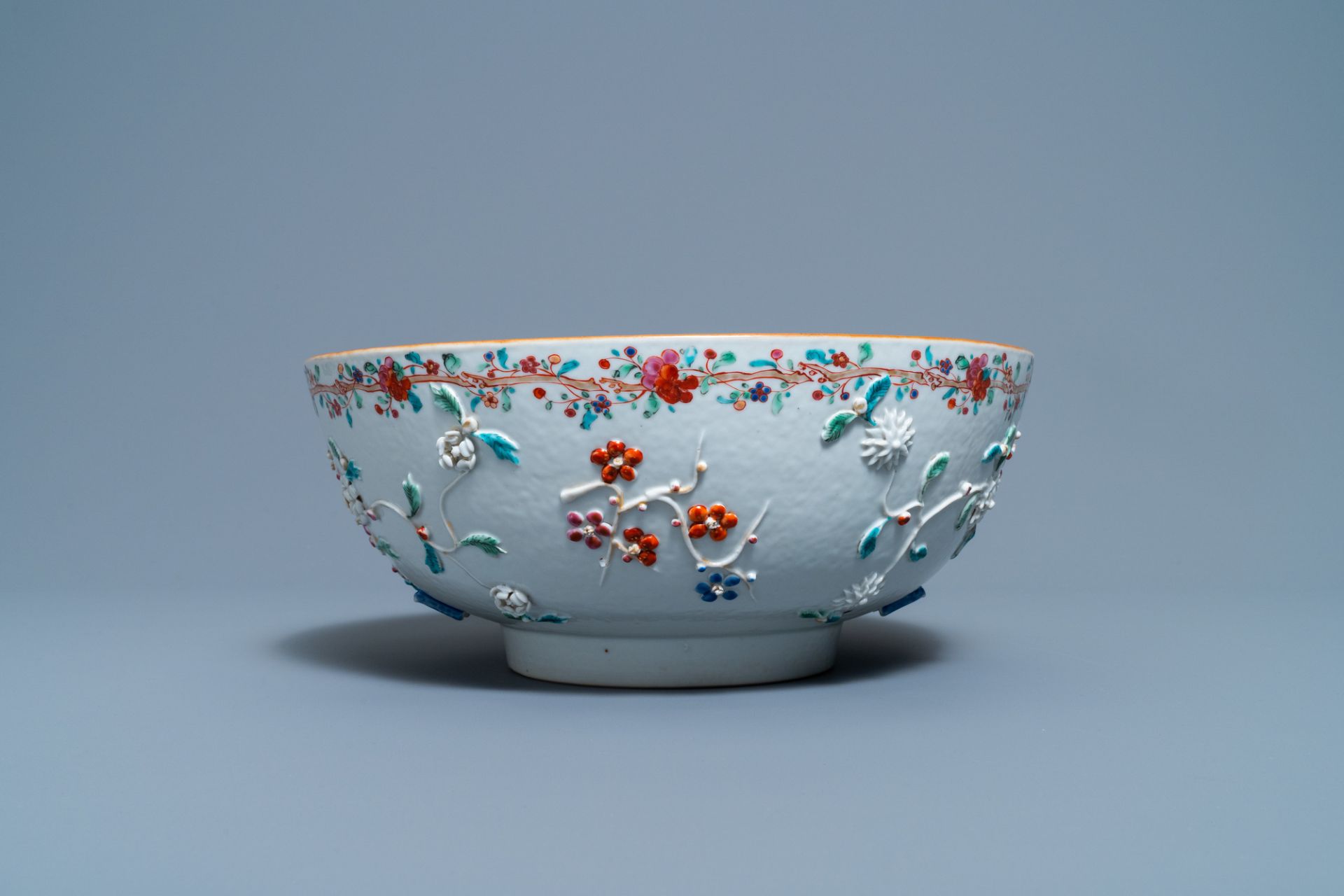 A Chinese famille rose relief-decorated floral bowl, Yongzheng/Qianlong - Bild 5 aus 7