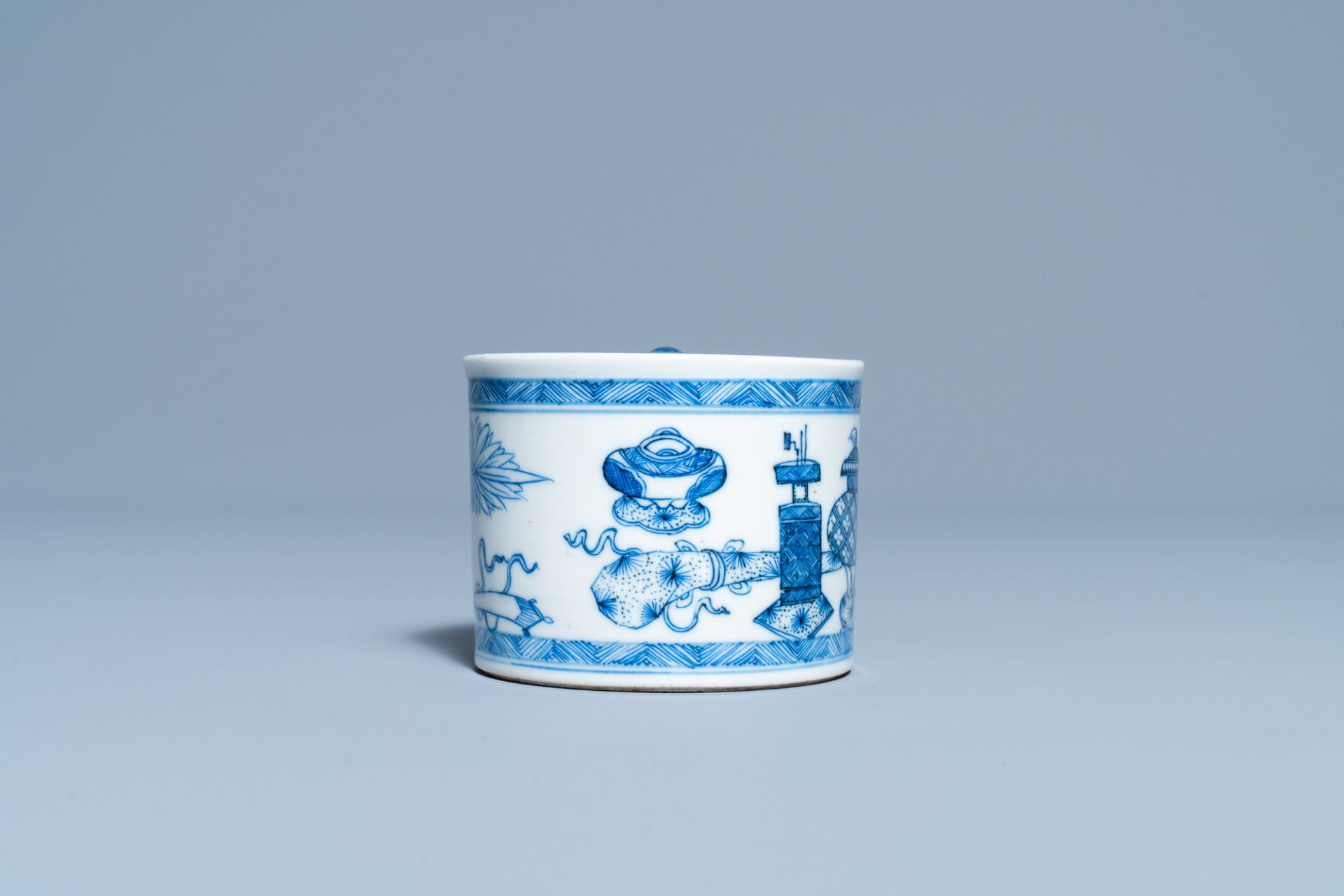 A Chinese blue and white inkwell with antiquities design, Kangxi - Image 2 of 7