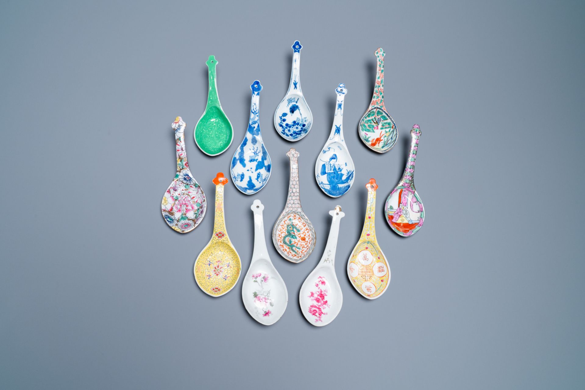 Twelve large Chinese blue and white, famille rose and polychrome spoons, 19/20th C.