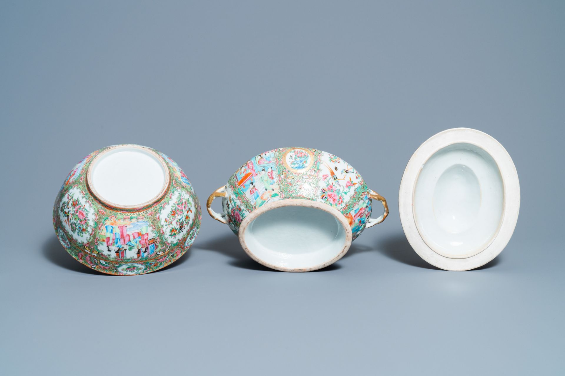 A Chinese Canton famille rose bowl and a tureen on stand, 19th C - Image 9 of 9