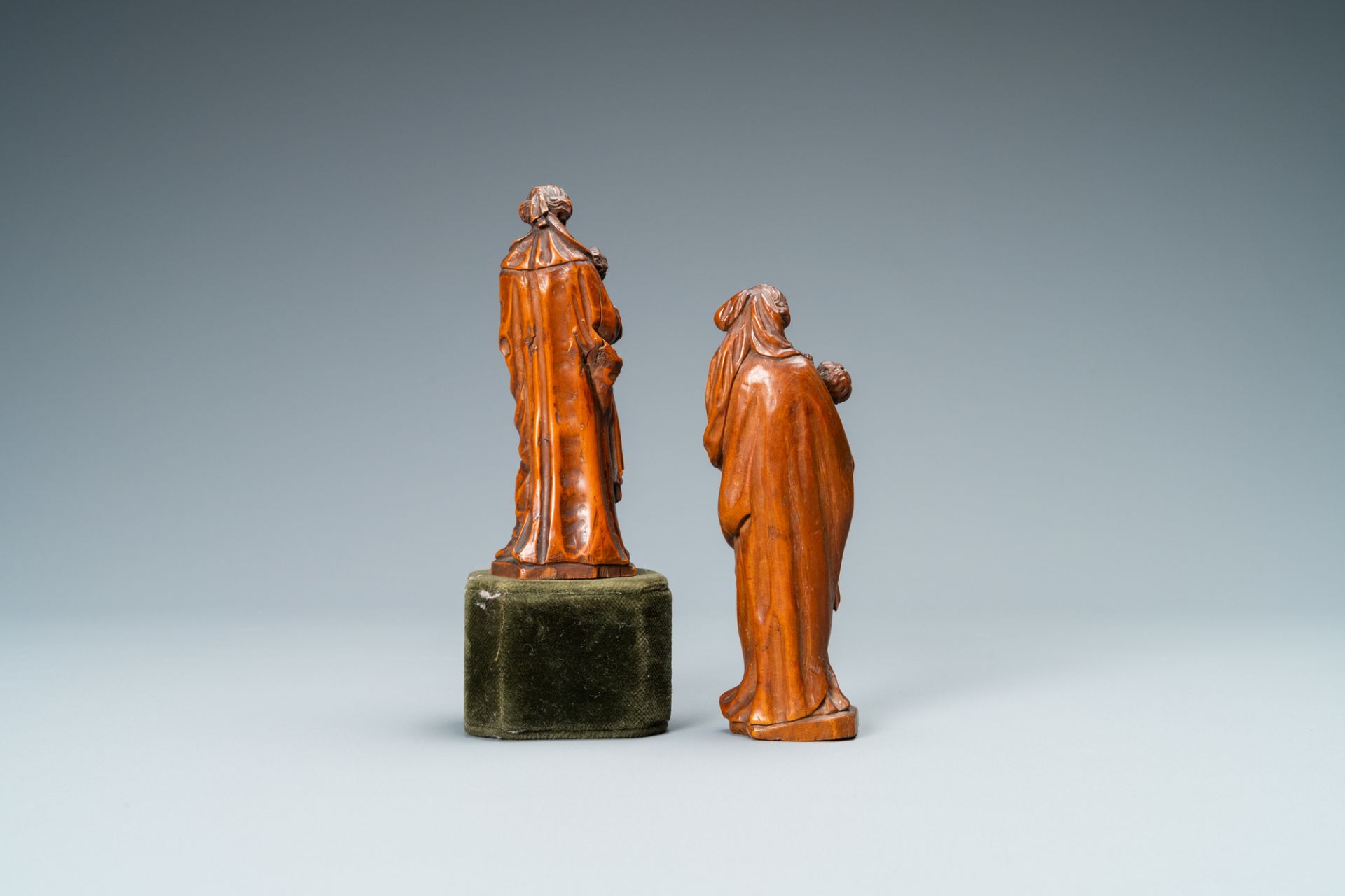 Two boxwood figures of a Madonna with child, Flanders, 17th C. - Image 4 of 7