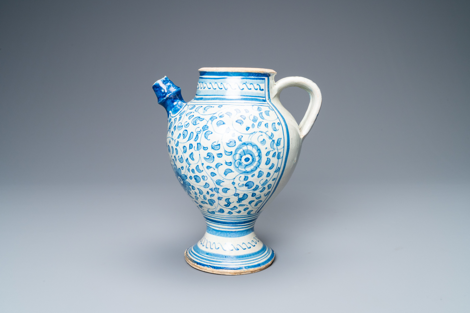 A blue and white Antwerp maiolica 'a foglie' wet drug jar, mid 16th C. - Image 2 of 15