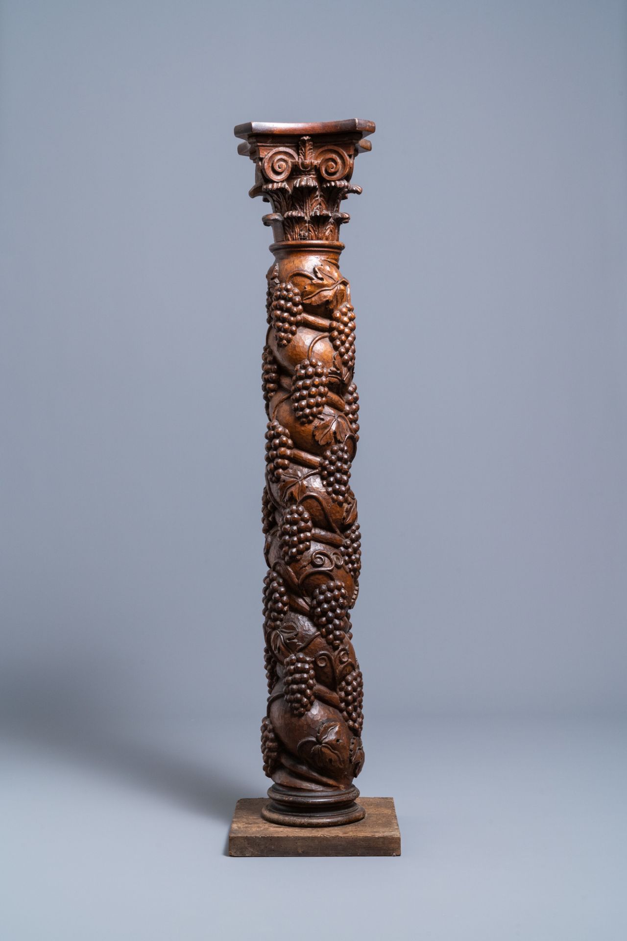 A carved walnut Ionic column with grapevines, 17th C. - Image 4 of 7