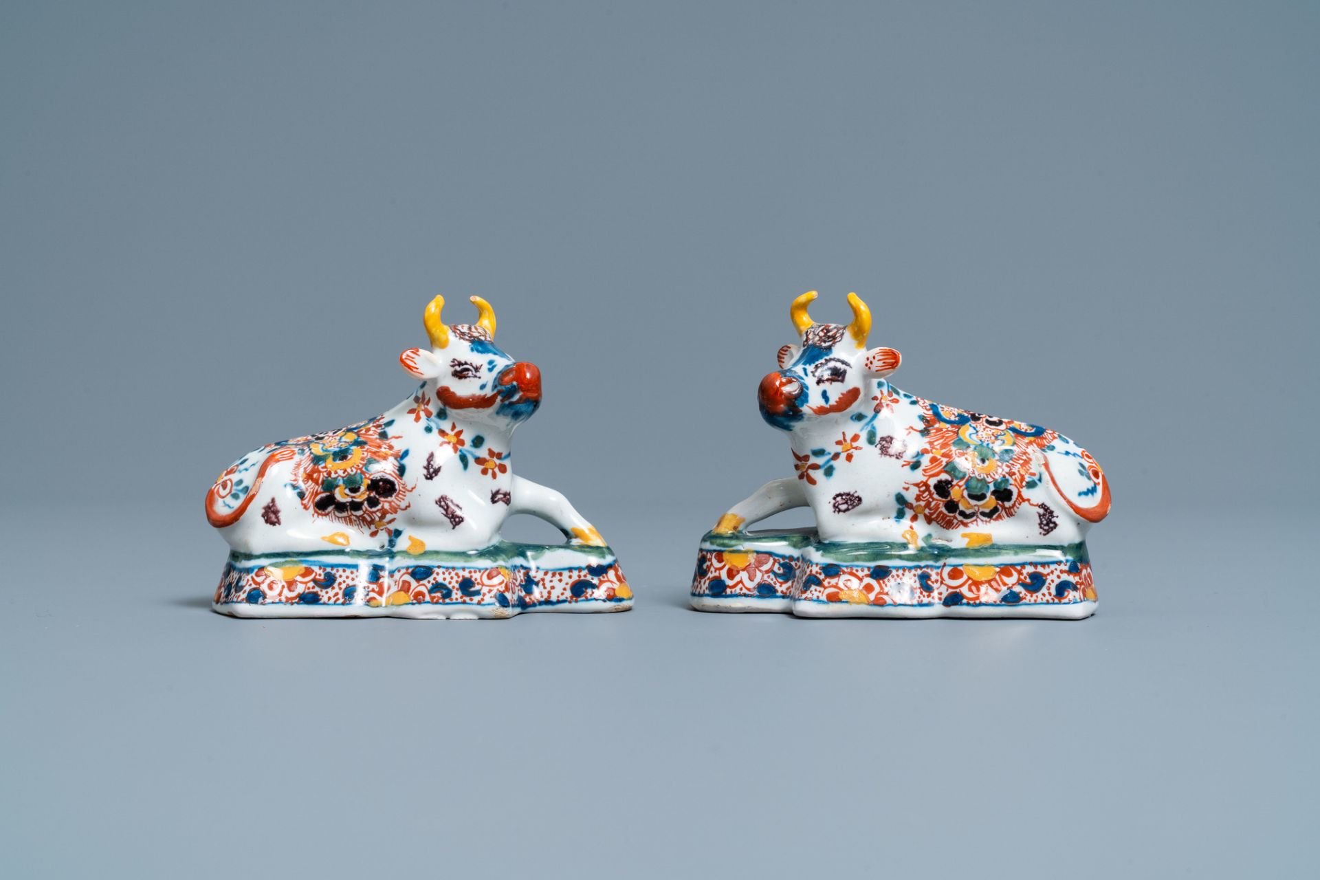 A pair of polychrome Dutch Delft models of cows, 18th C. - Bild 4 aus 14